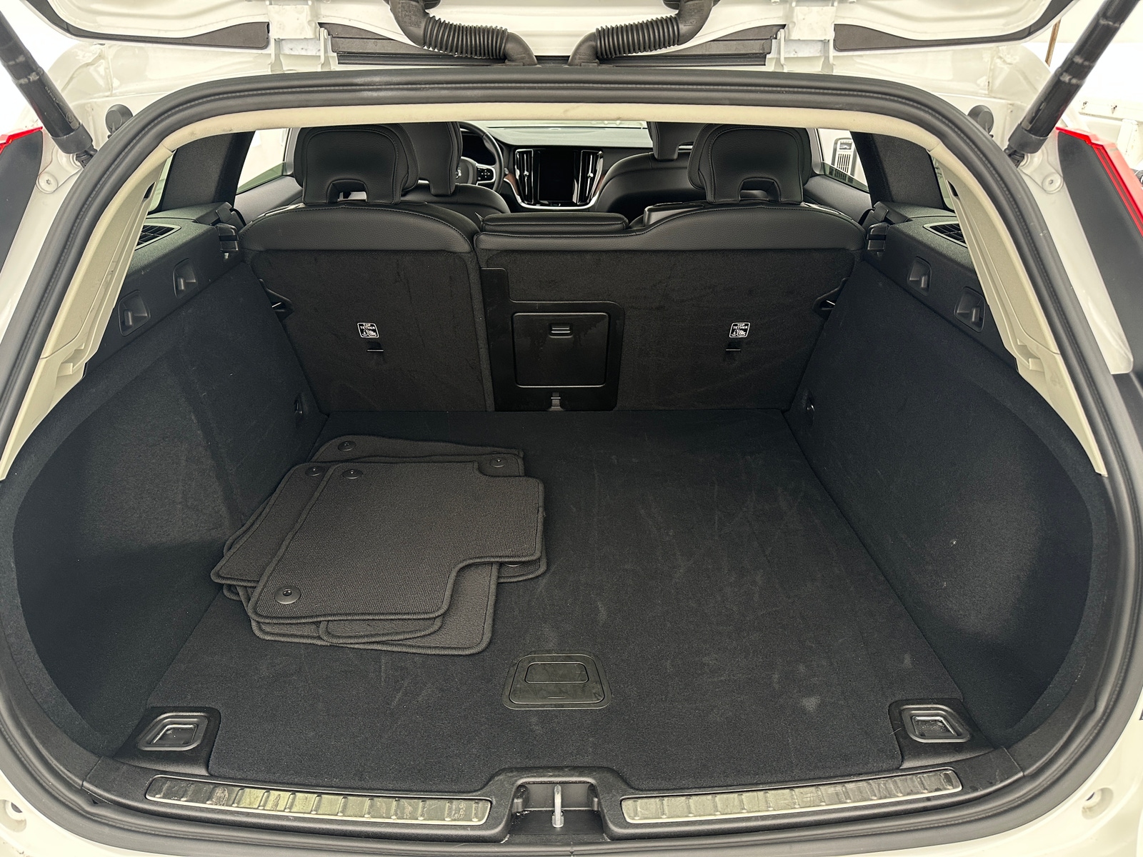 Thumbnail: 2025 Volvo V60 - 6