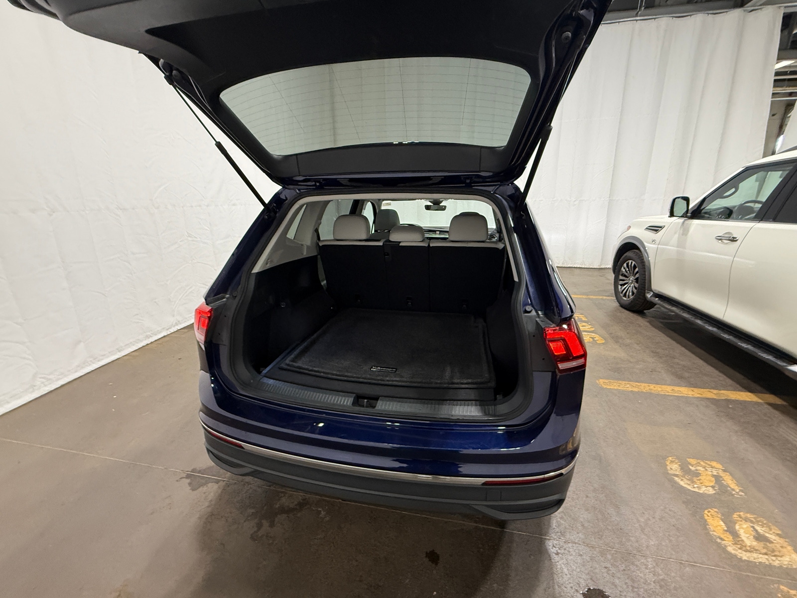 Thumbnail: 2022 Volkswagen Tiguan - 6