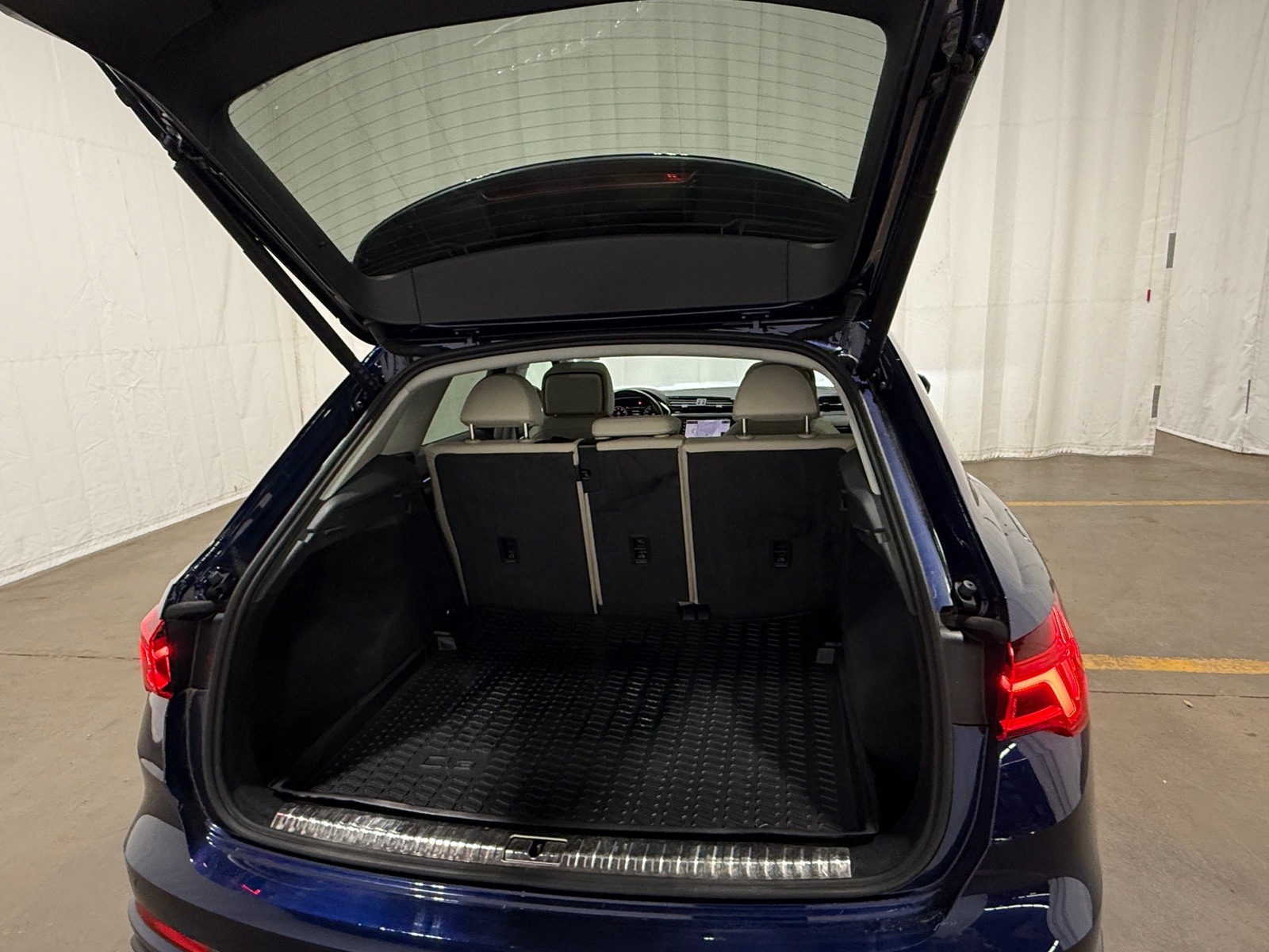 Thumbnail: 2023 Audi Q3 - 6