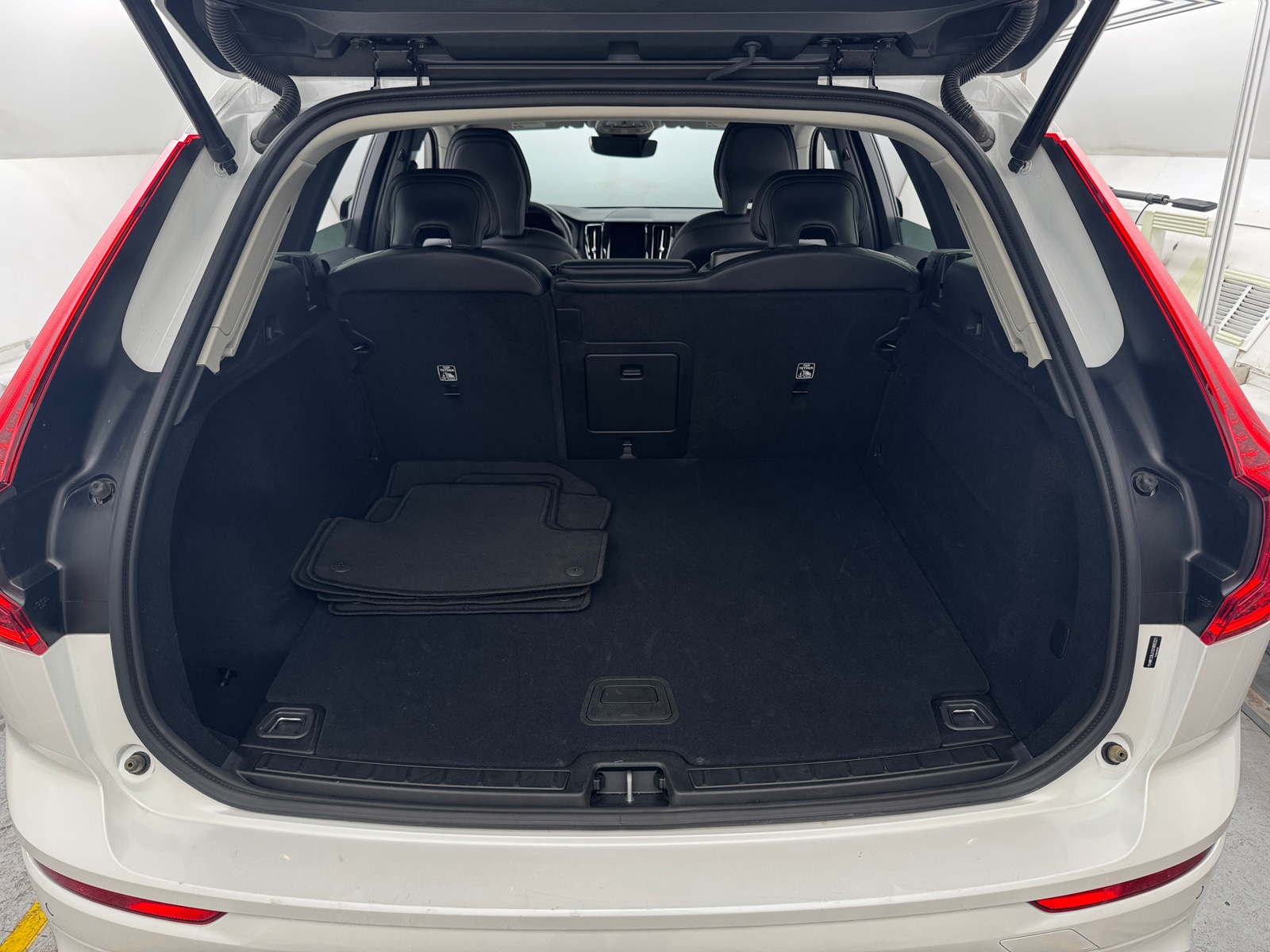 Thumbnail: 2025 Volvo XC60 - 7