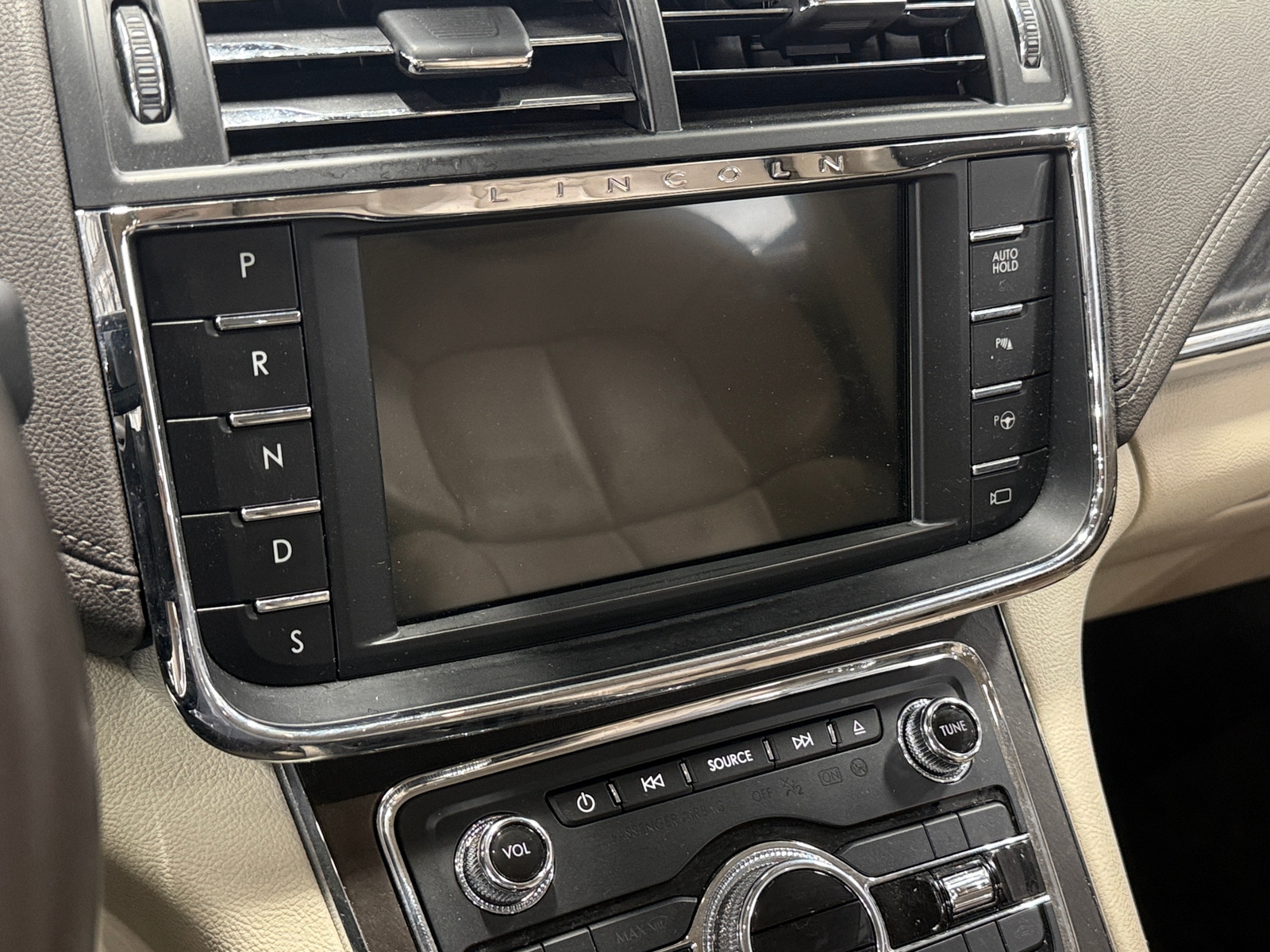 Thumbnail: 2017 Lincoln Continental - 3