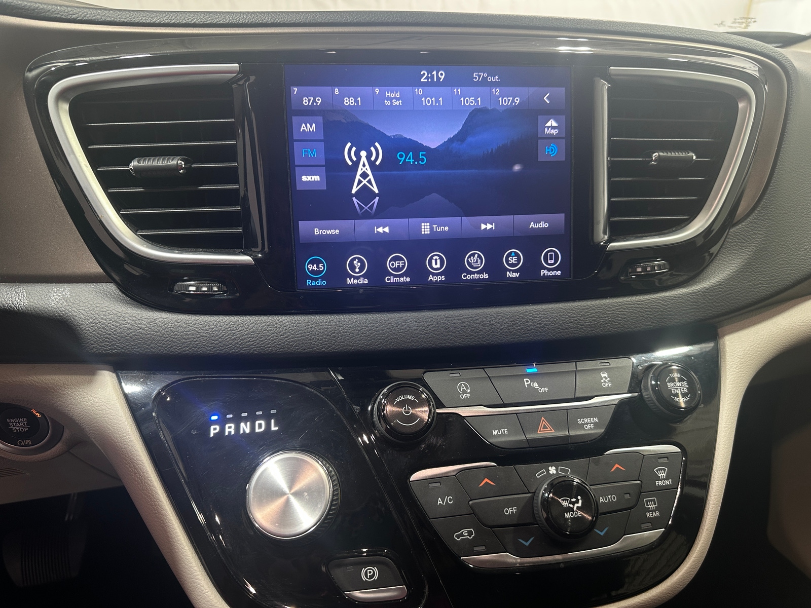 Thumbnail: 2018 Chrysler Pacifica - 3