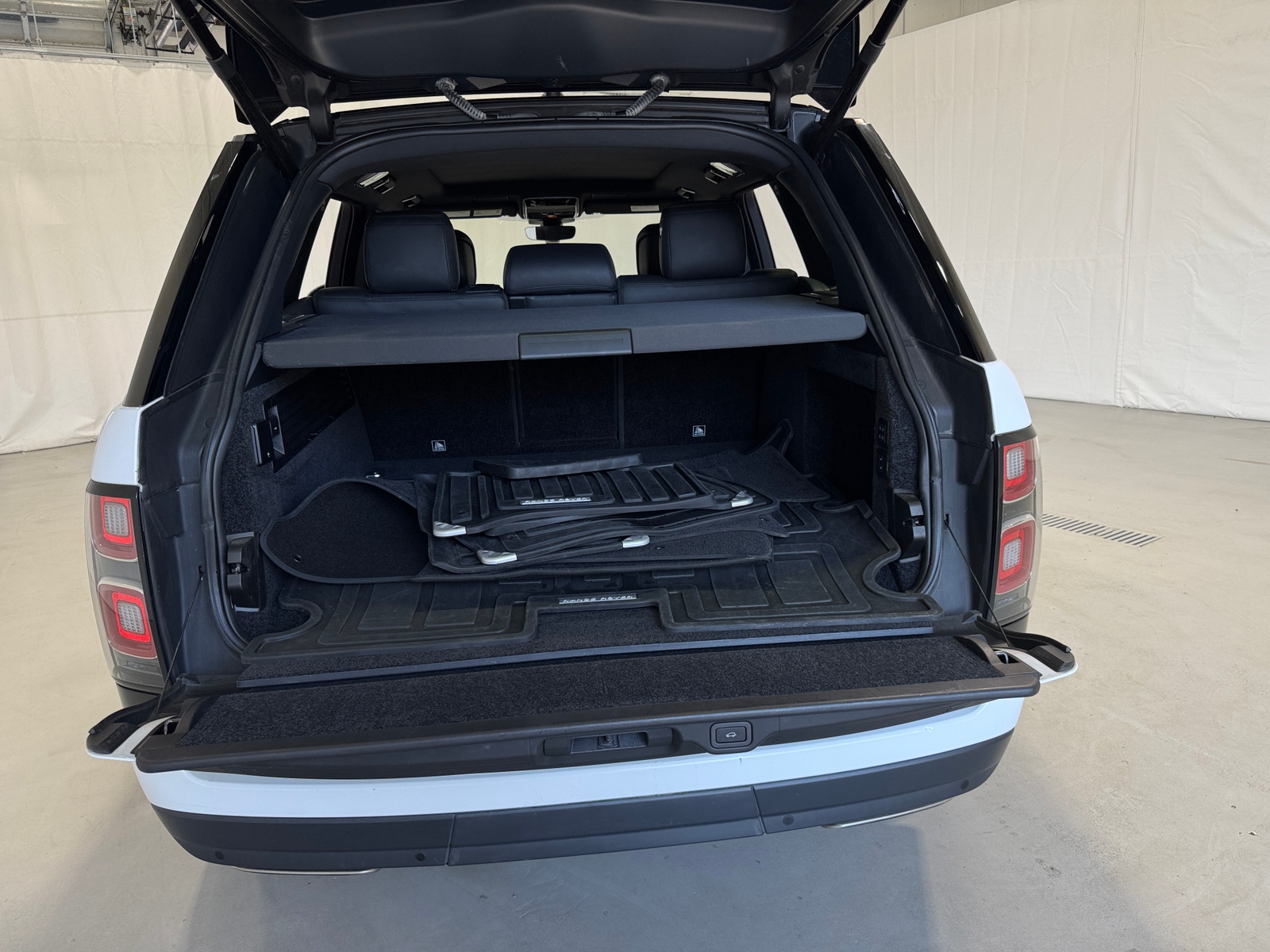 Thumbnail: 2020 Land Rover Range Rover - 6