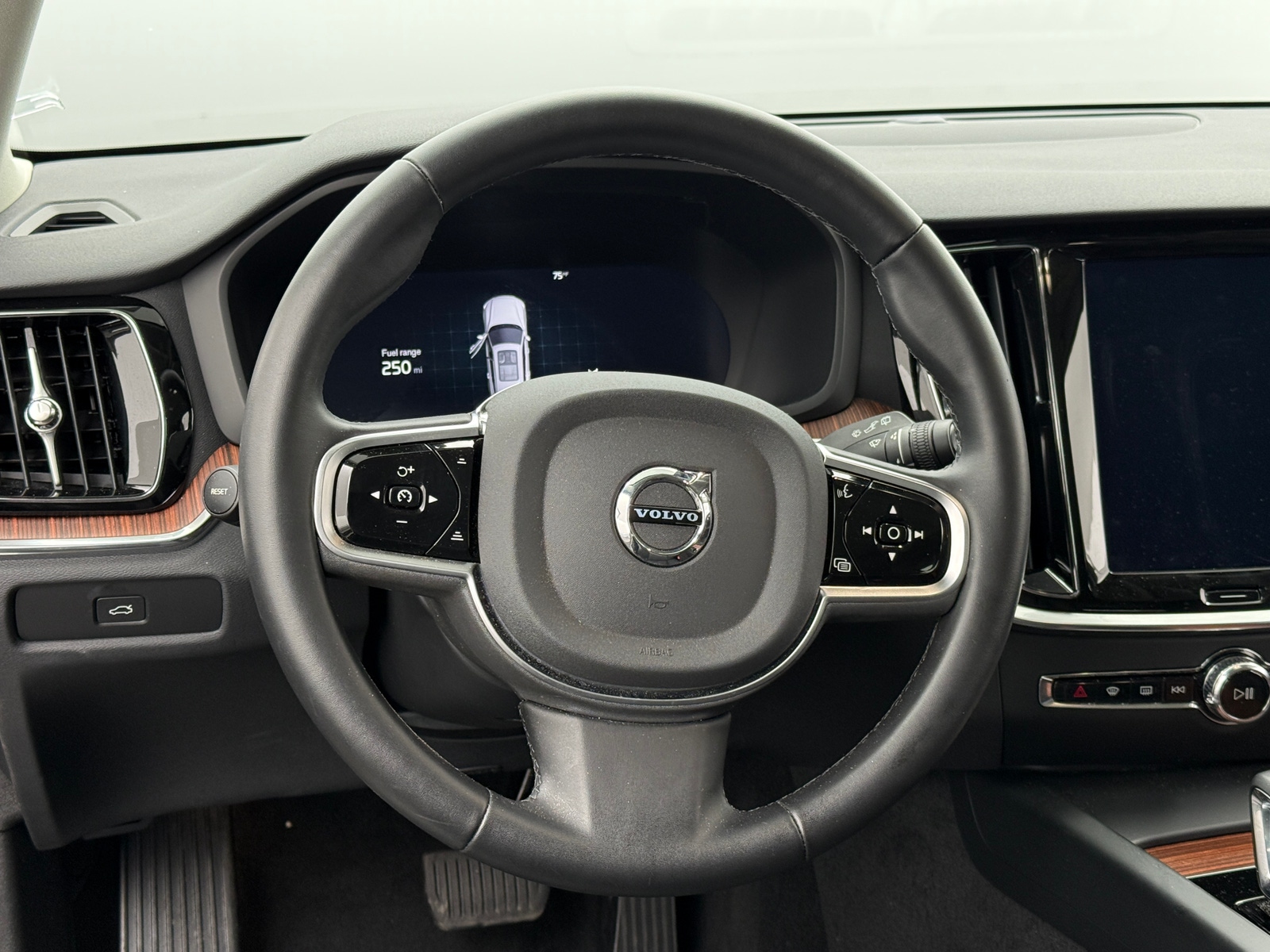 Thumbnail: 2025 Volvo V60 - 4