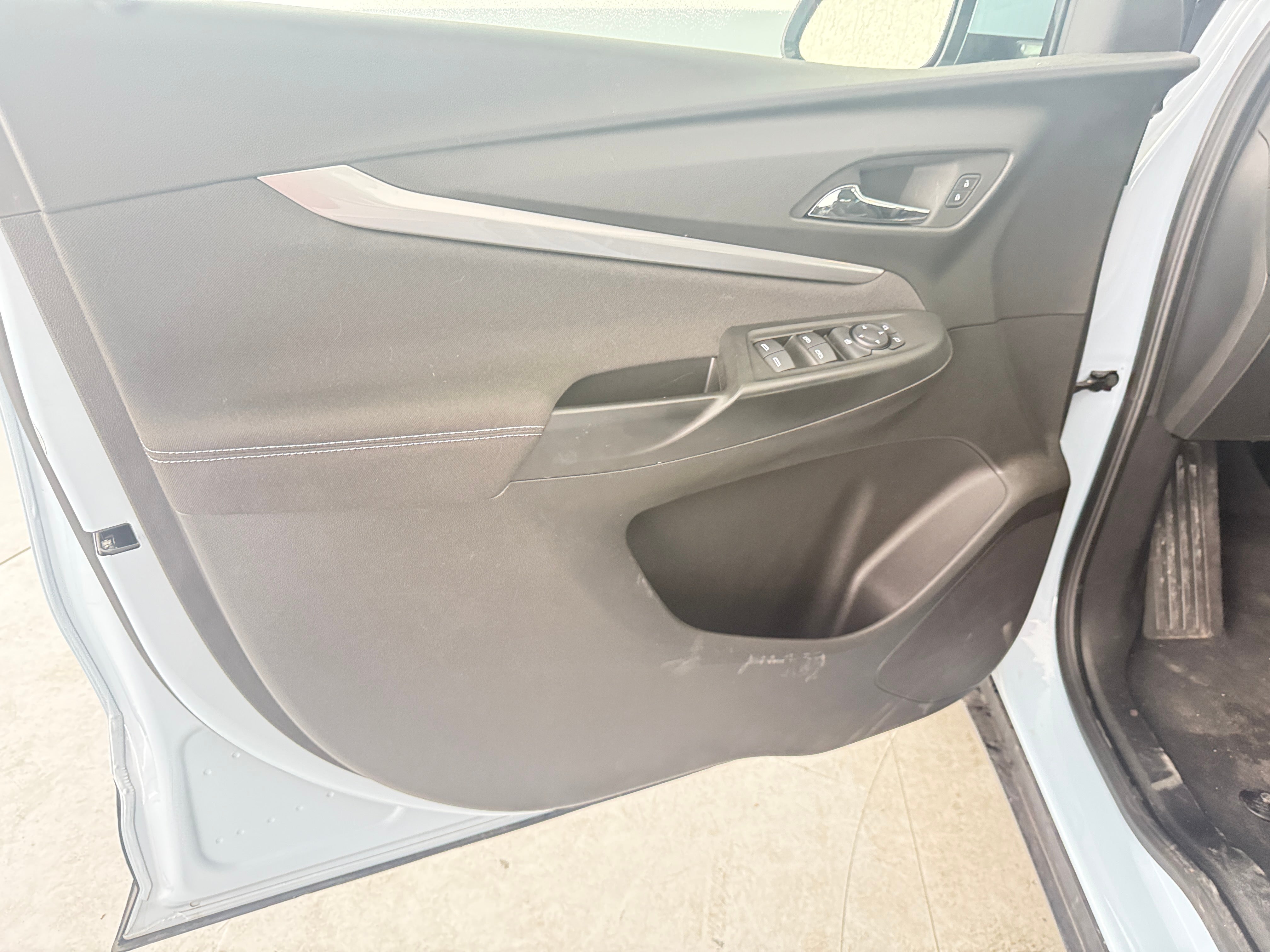 Used 2023 Chevrolet Bolt EUV LT with VIN 1G1FY6S05P4187864 for sale in Oak Creek, WI