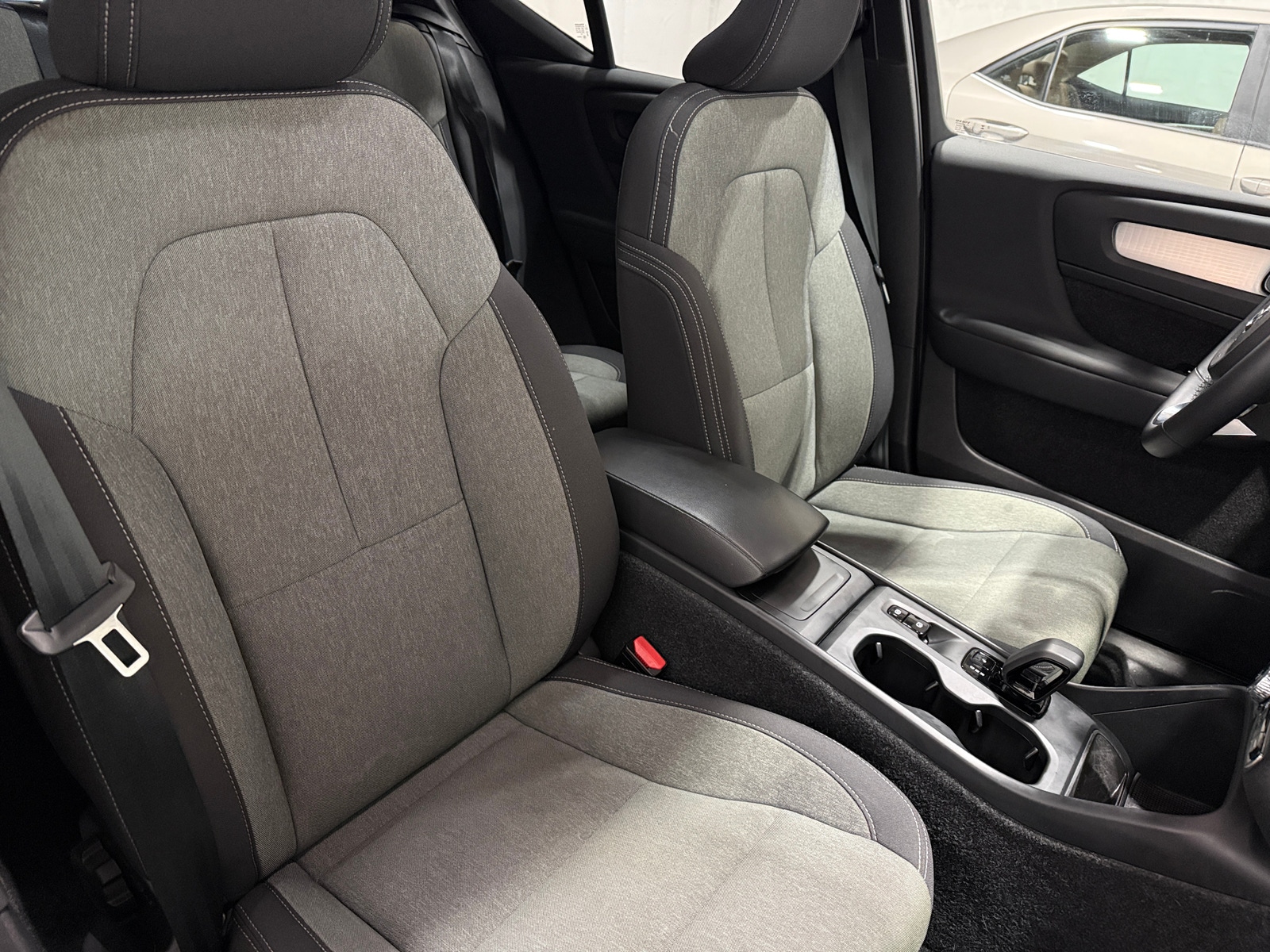 Thumbnail: 2024 Volvo XC40 - 2