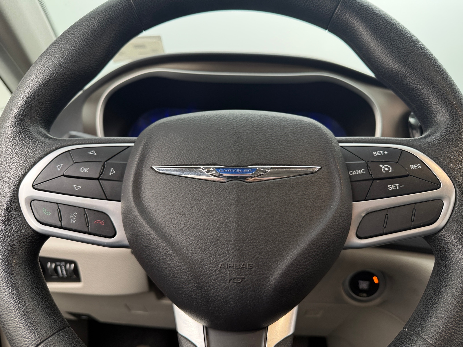 Thumbnail: 2017 Chrysler Pacifica - 5