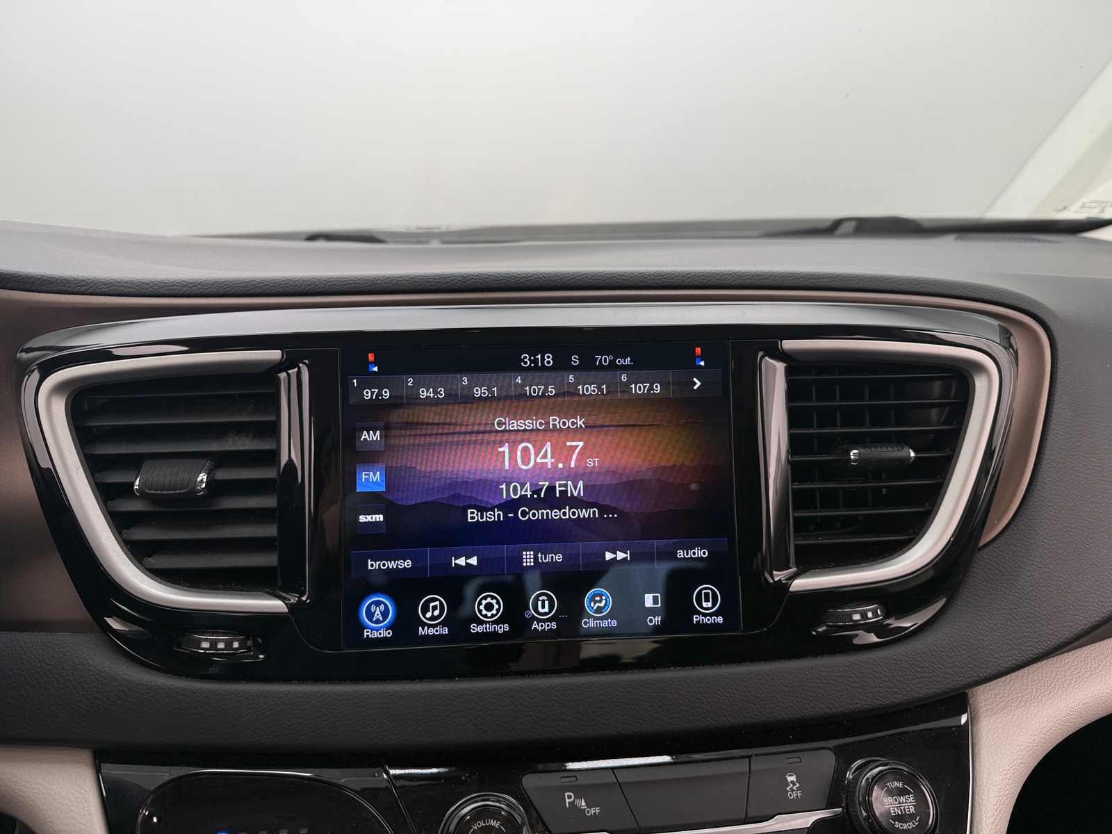 Thumbnail: 2017 Chrysler Pacifica - 4