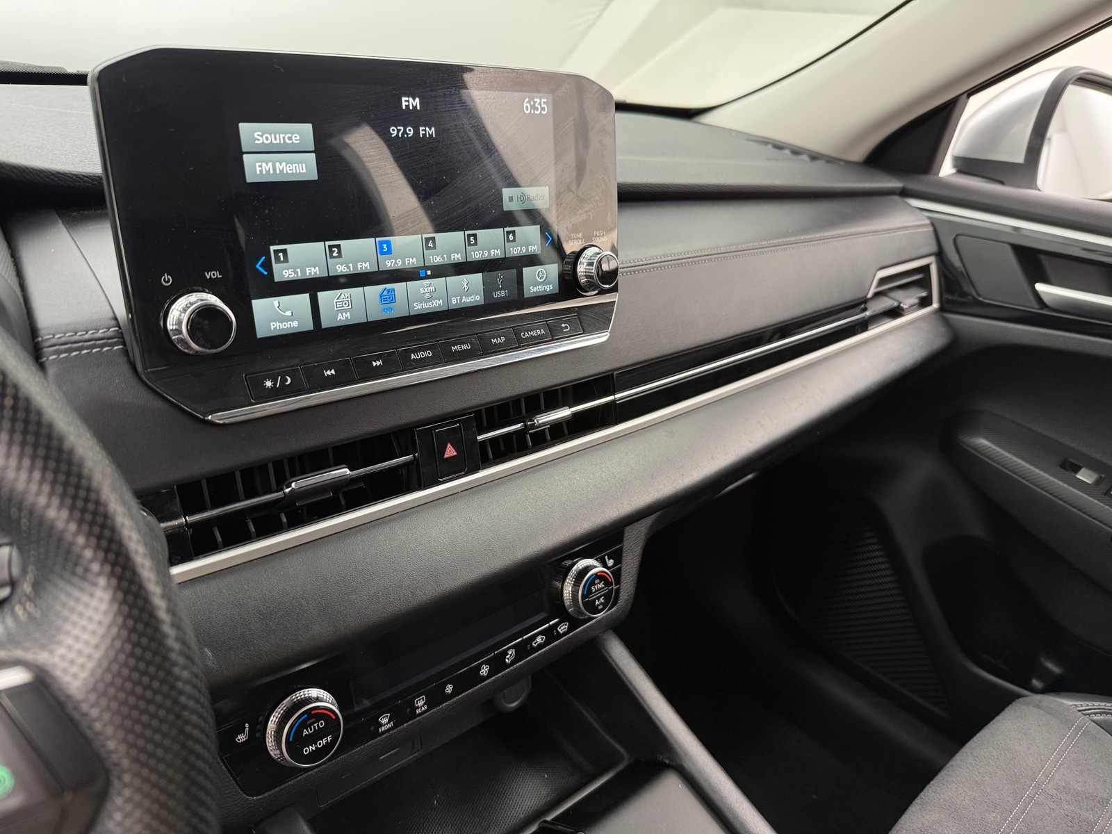 Thumbnail: 2023 Mitsubishi Outlander - 3