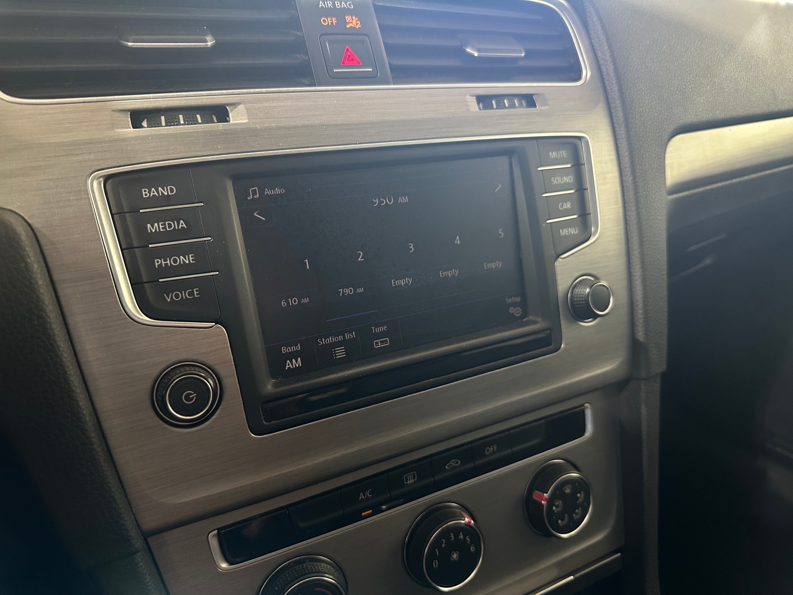 Thumbnail: 2017 Volkswagen e-Golf - 4