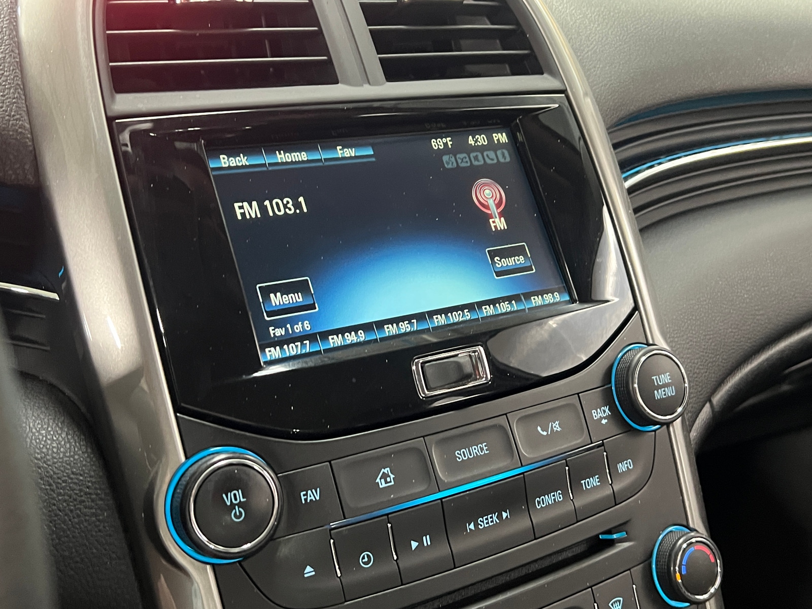 Thumbnail: 2015 Chevrolet Malibu - 3