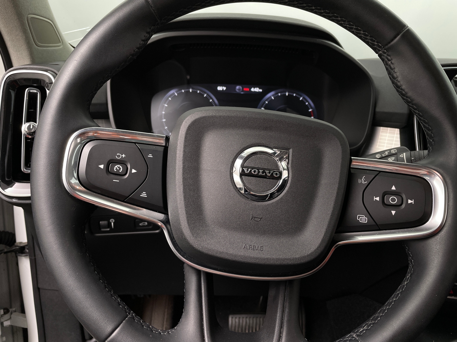 Thumbnail: 2022 Volvo XC40 - 4