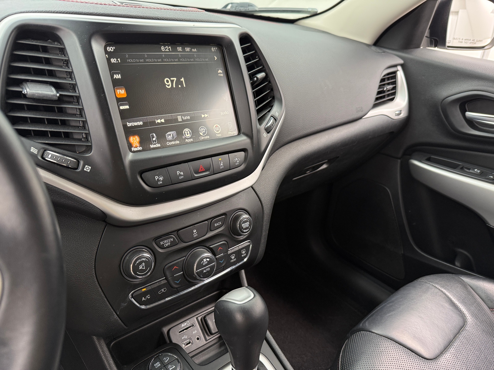 Thumbnail: 2017 Jeep Cherokee - 3