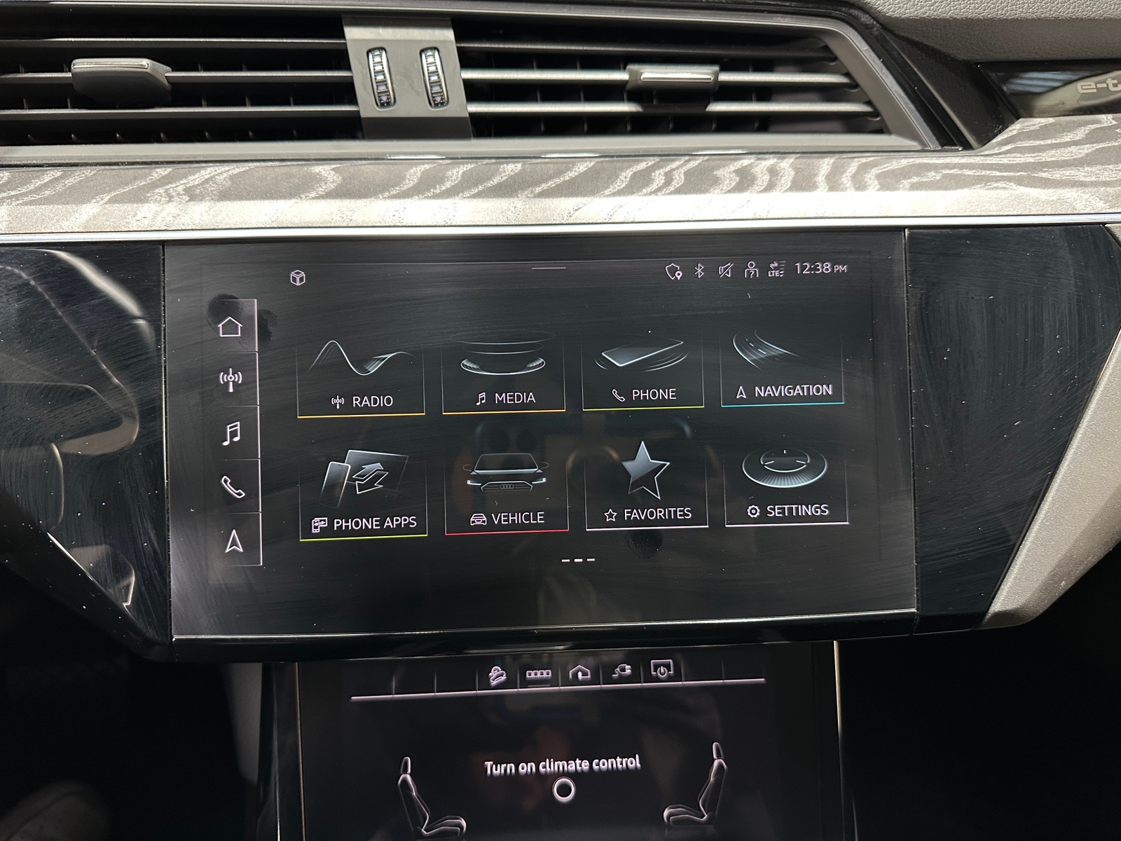 Thumbnail: 2021 Audi e-tron S - 3