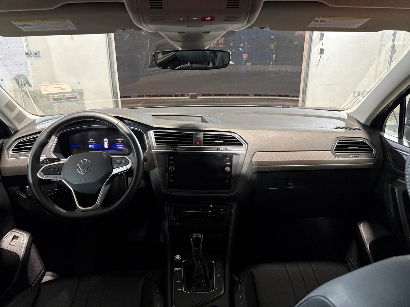 Thumbnail: 2024 Volkswagen Tiguan - 3