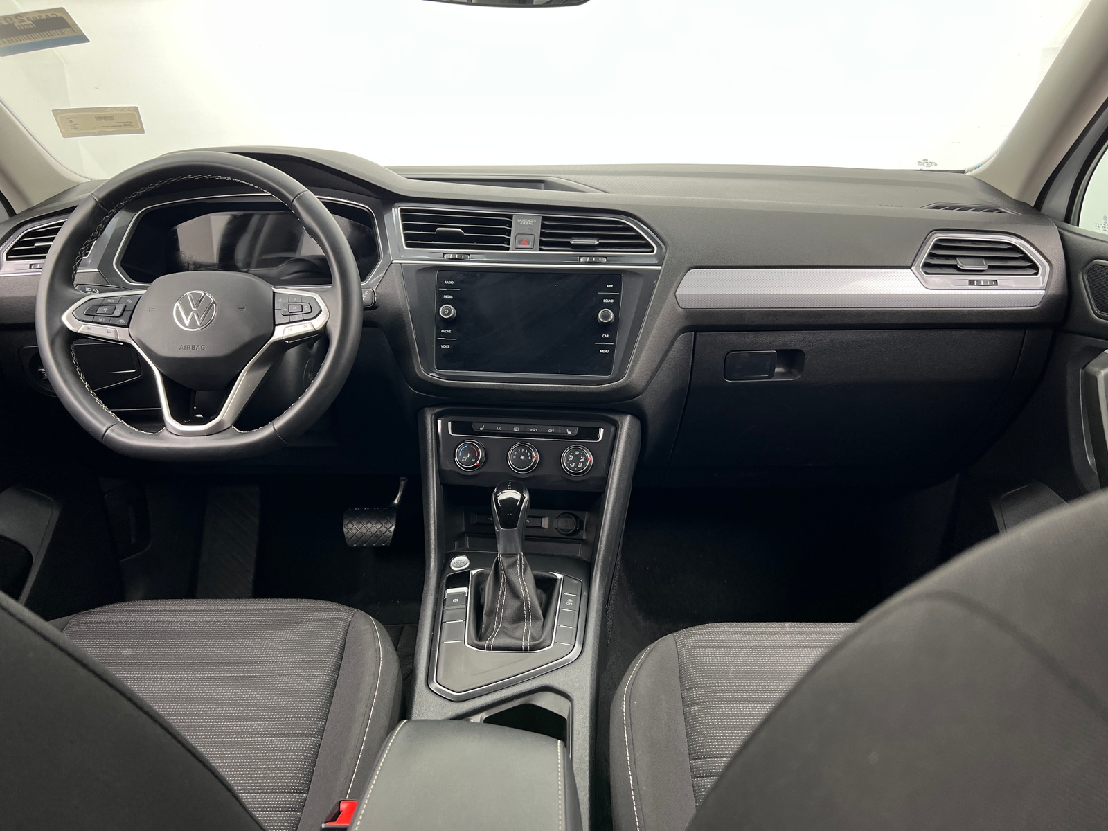 Thumbnail: 2024 Volkswagen Tiguan - 3