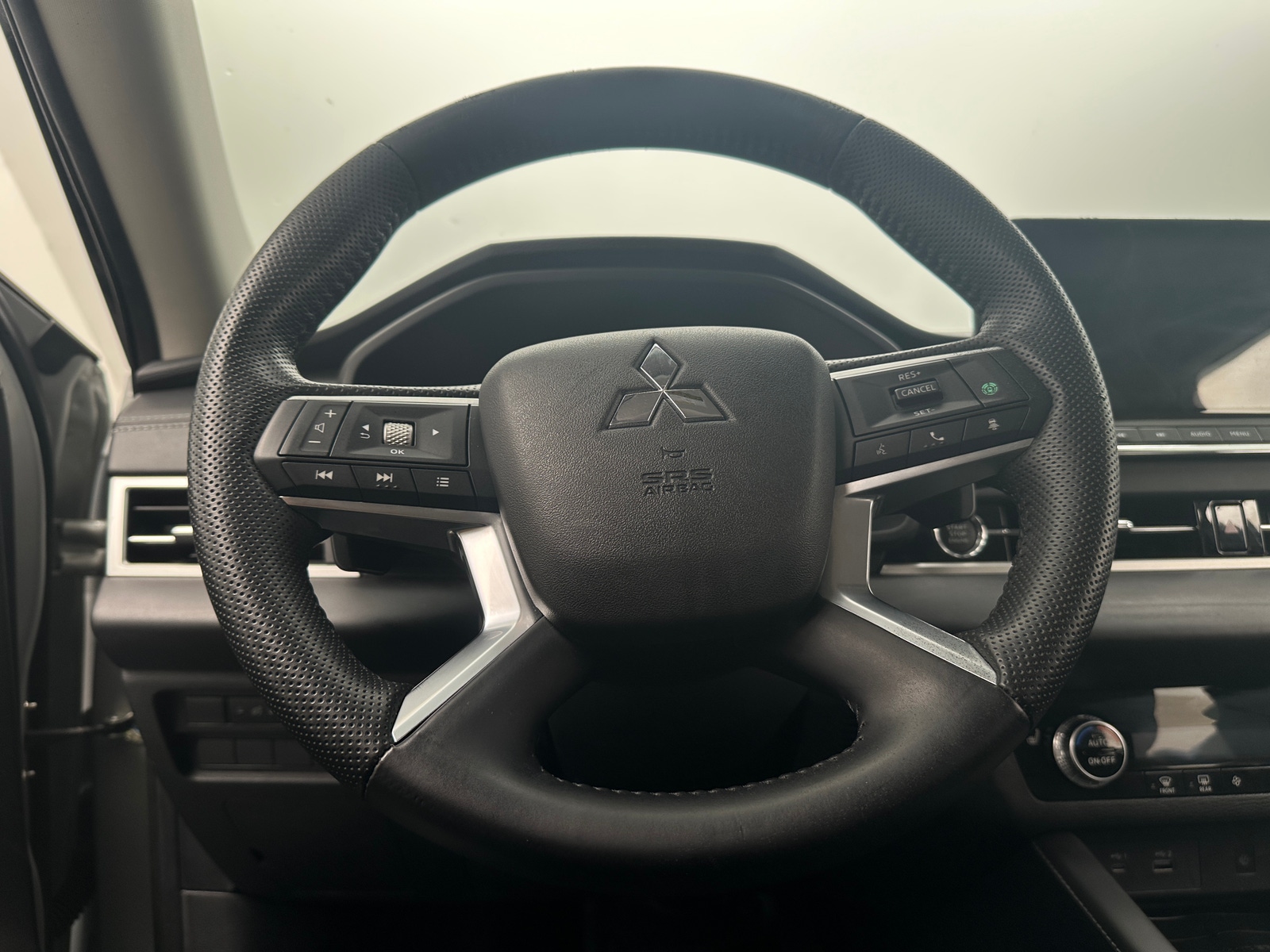 Thumbnail: 2022 Mitsubishi Outlander - 4