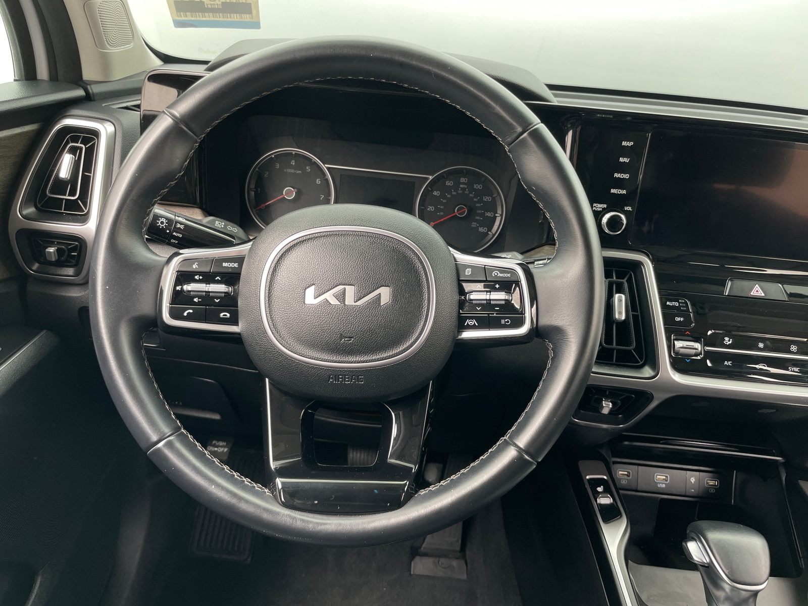 Thumbnail: 2023 Kia Sorento - 4