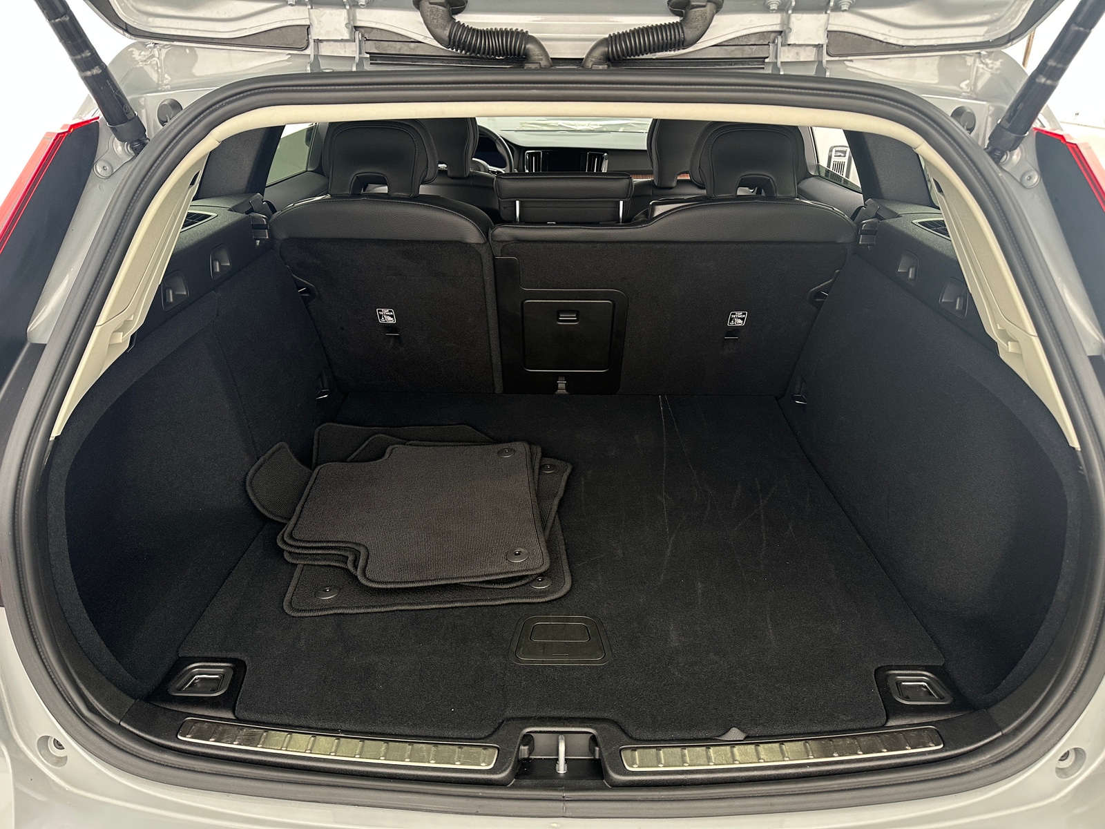 Thumbnail: 2025 Volvo V60 - 6