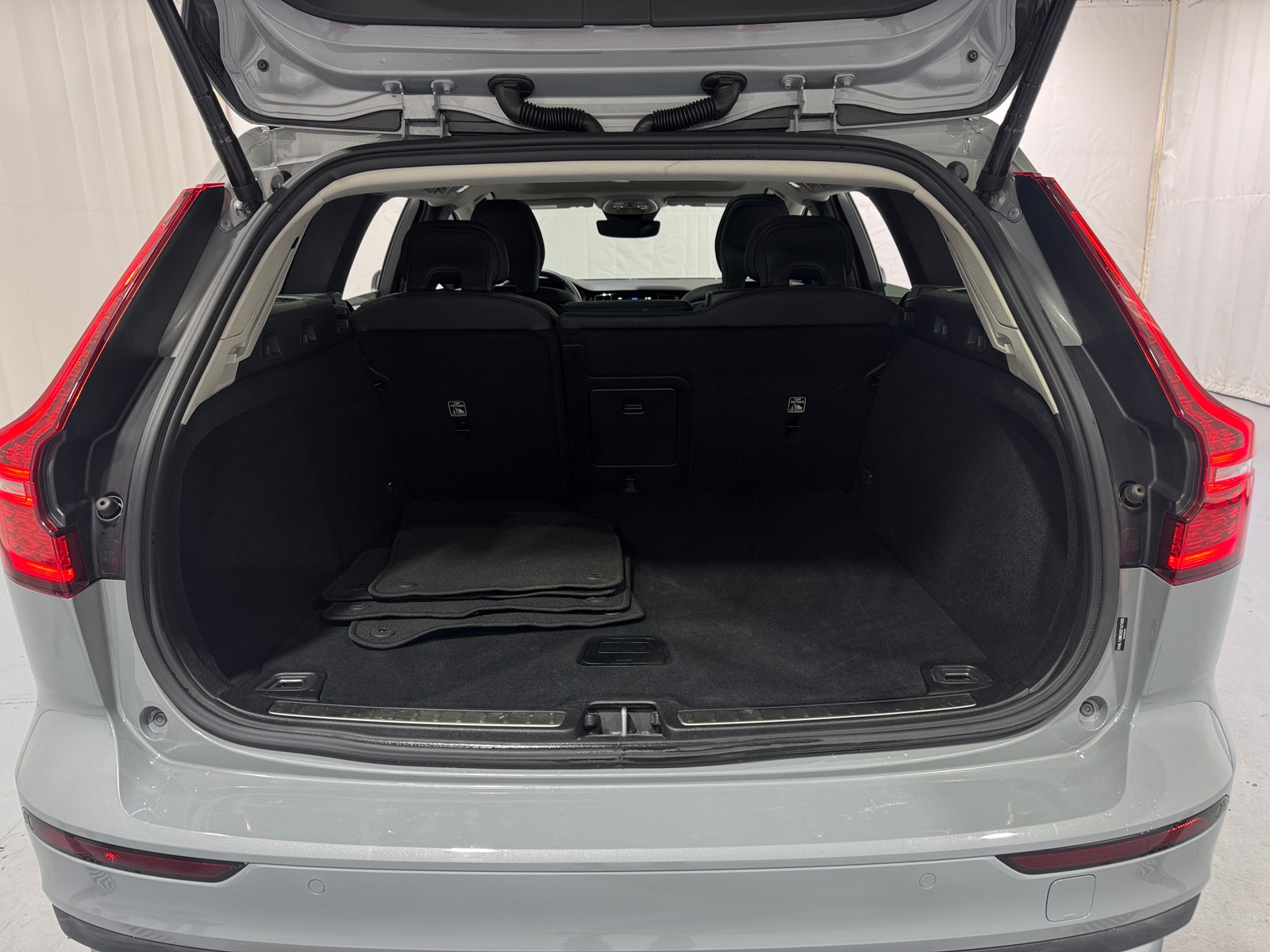 Thumbnail: 2025 Volvo V60 - 6