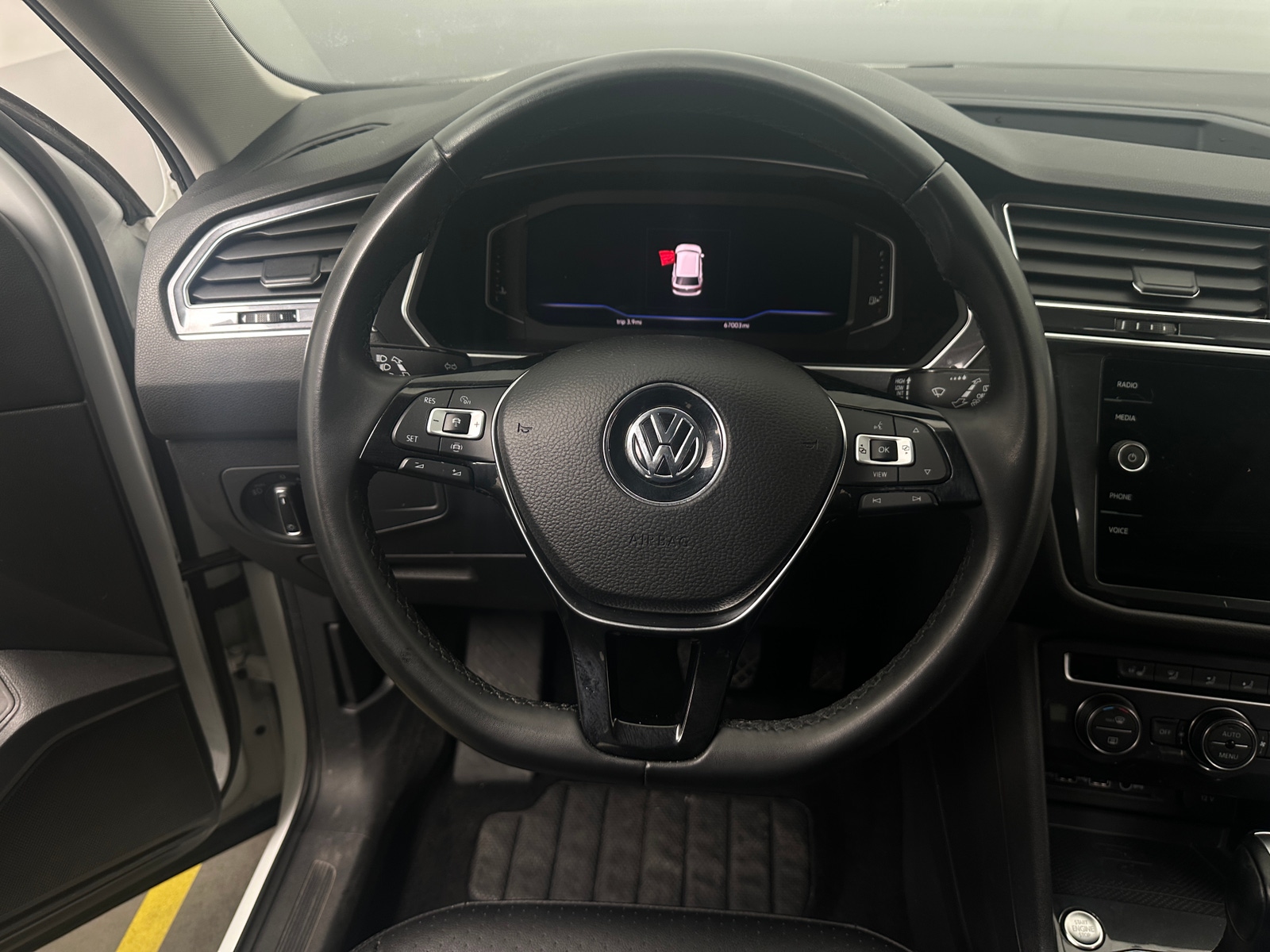 Thumbnail: 2020 Volkswagen Tiguan - 4