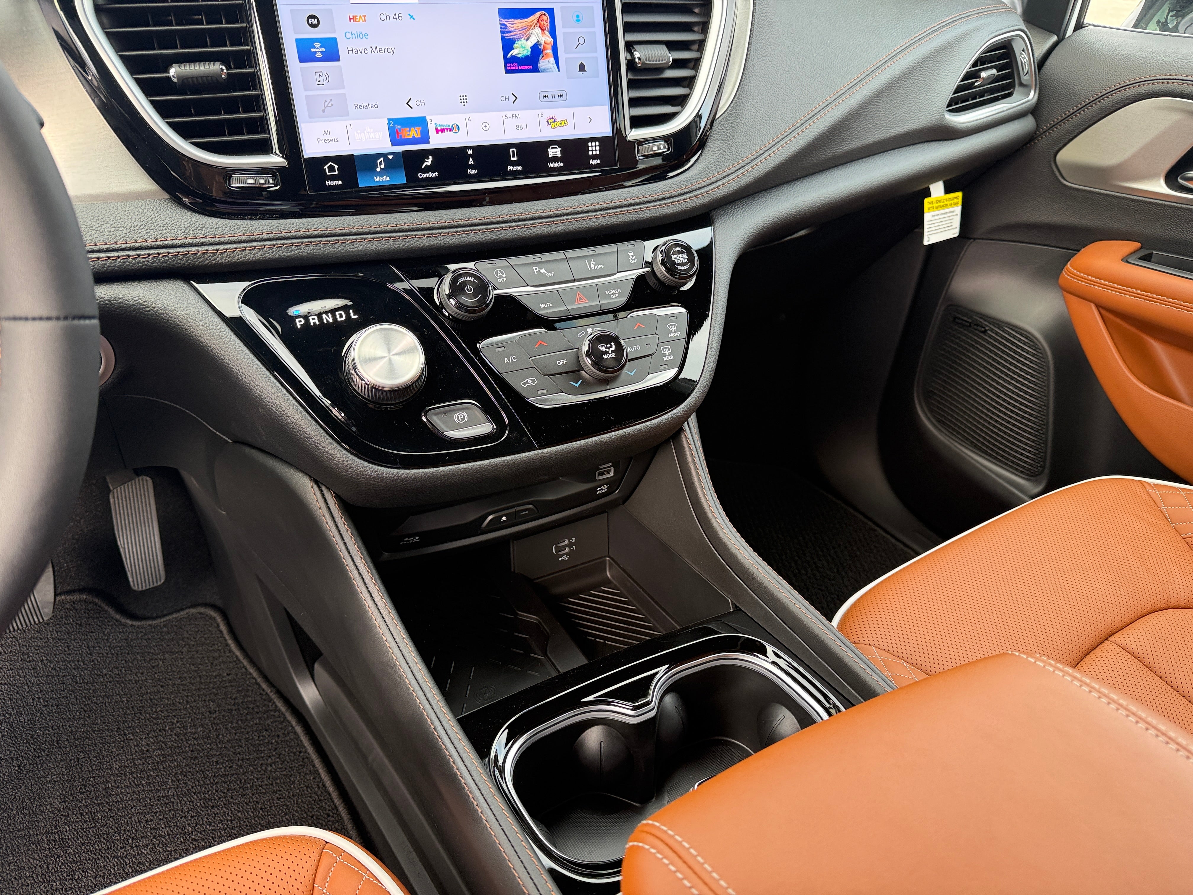 2026 Chrysler Pacifica Pinnacle - Photo 9