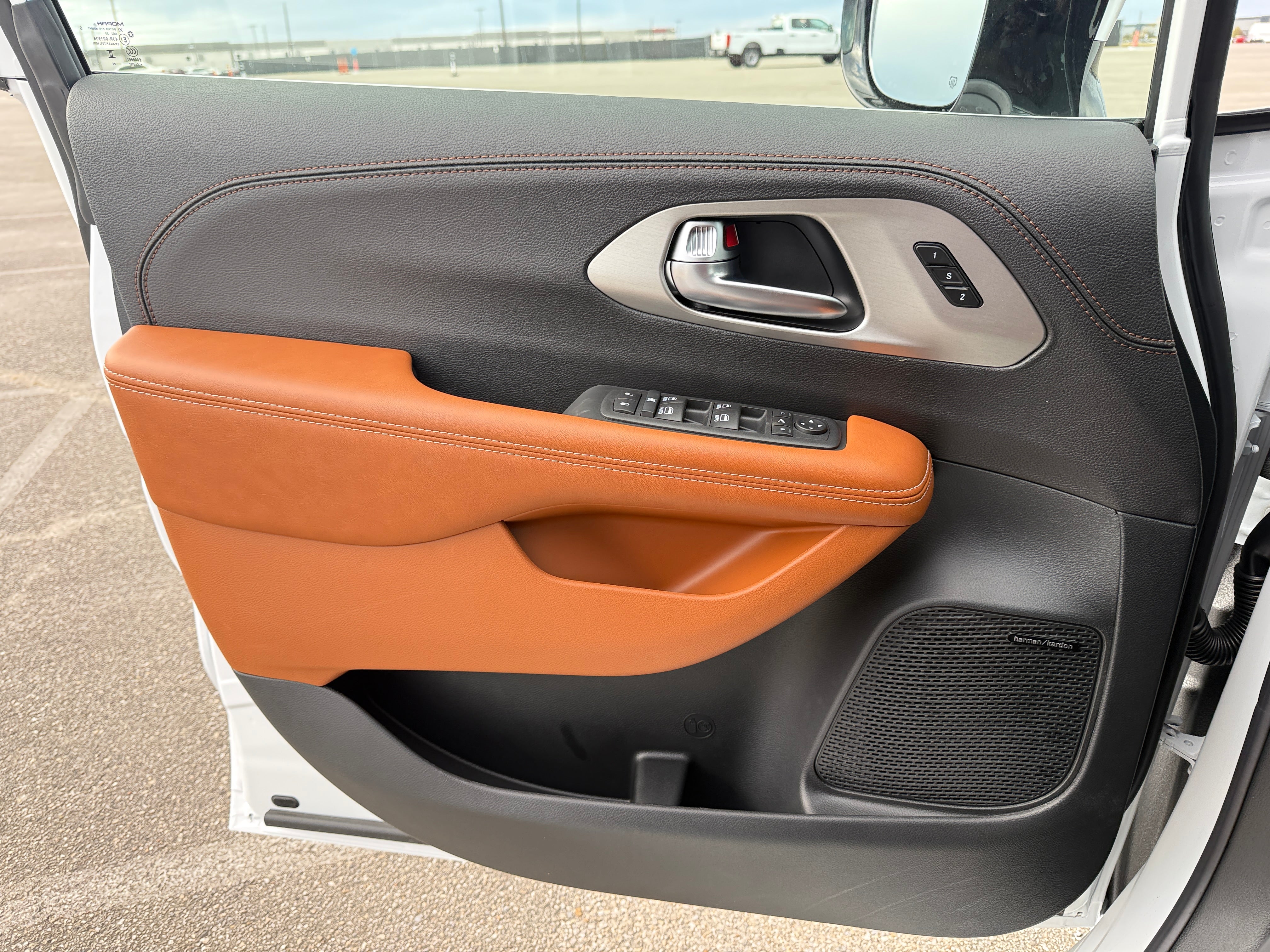 2026 Chrysler Pacifica Pinnacle - Photo 3