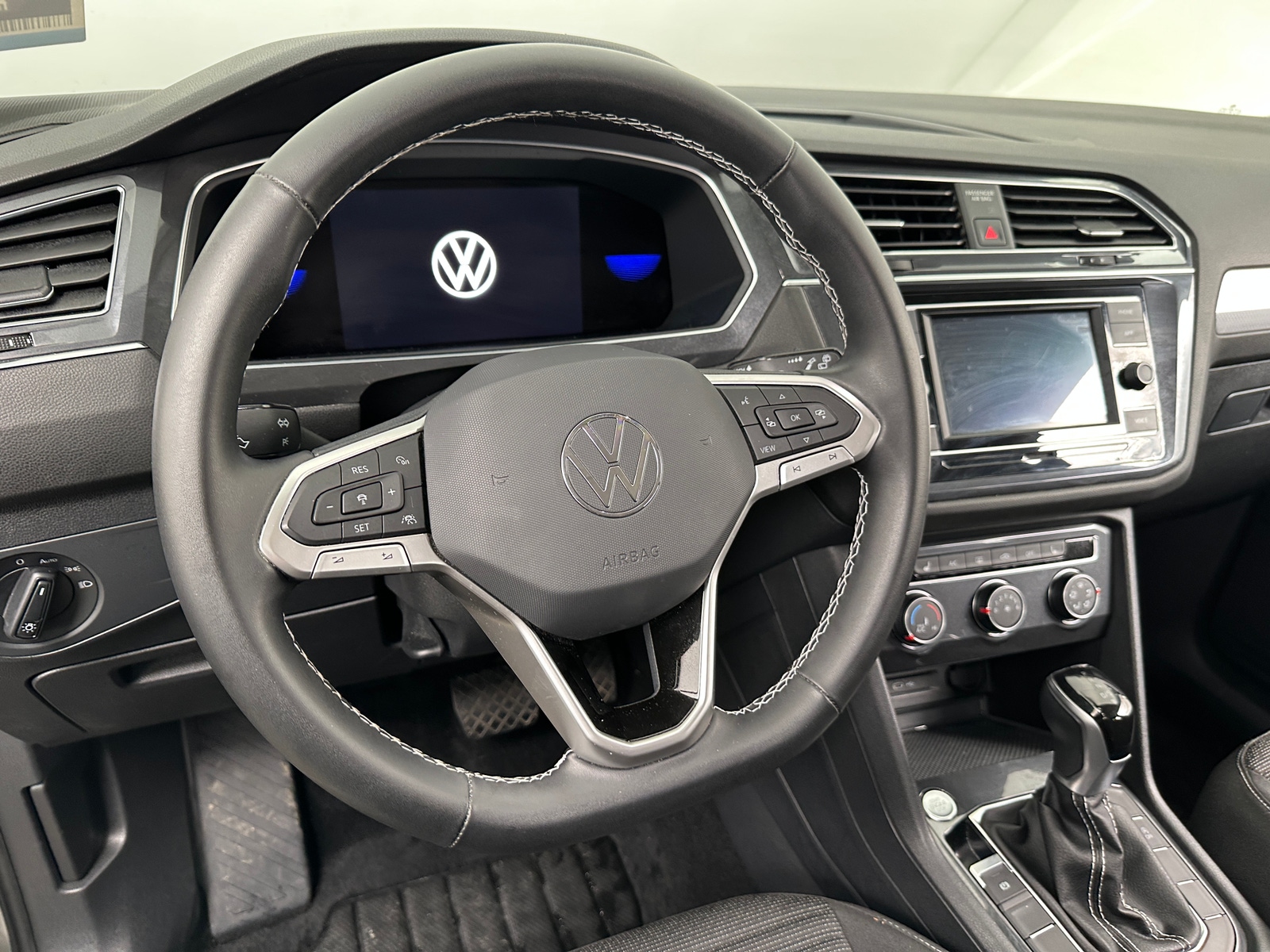 Thumbnail: 2022 Volkswagen Tiguan - 5