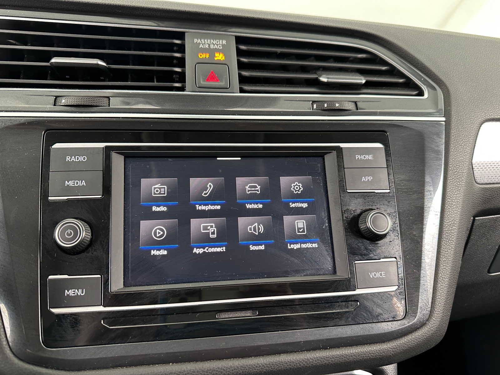 Thumbnail: 2022 Volkswagen Tiguan - 4