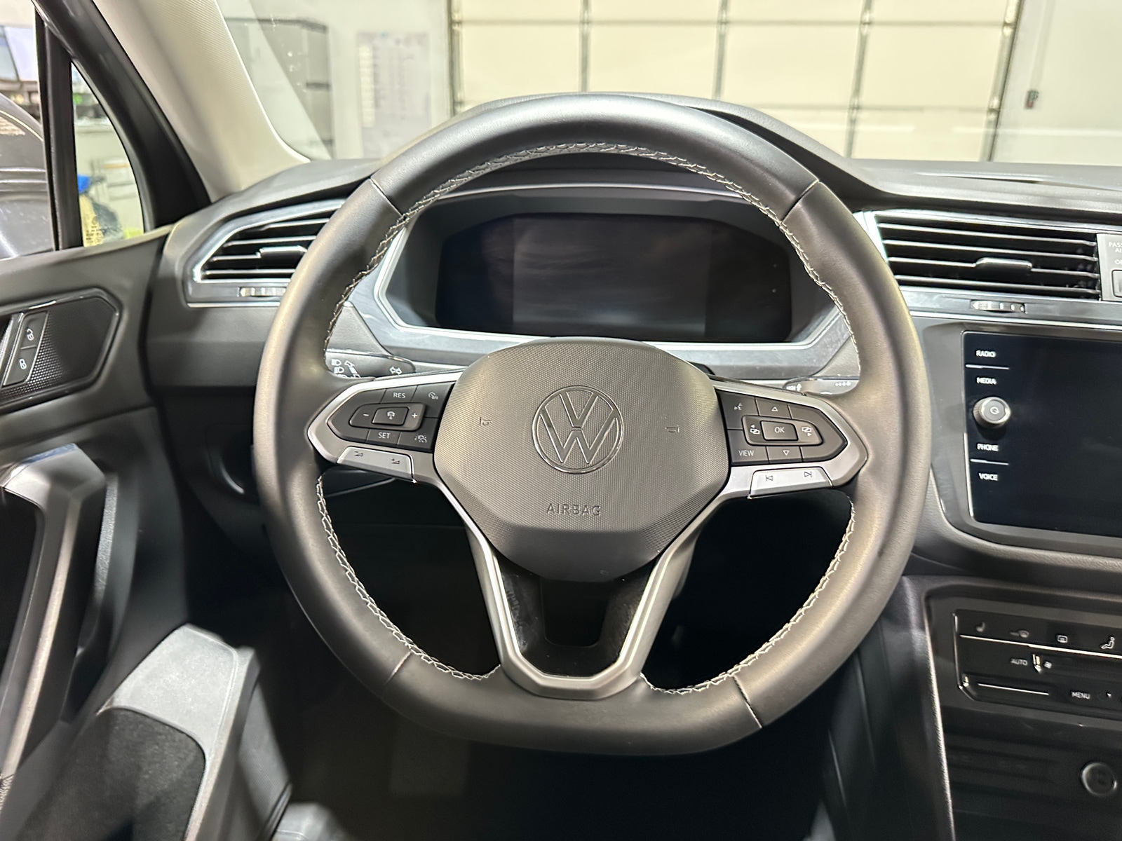 Thumbnail: 2023 Volkswagen Tiguan - 4