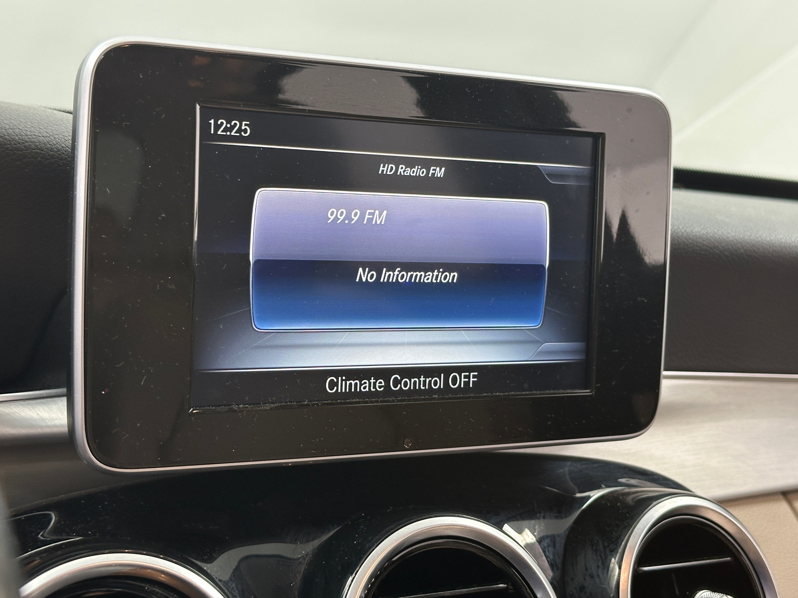 Thumbnail: 2016 Mercedes-Benz C-Class - 3