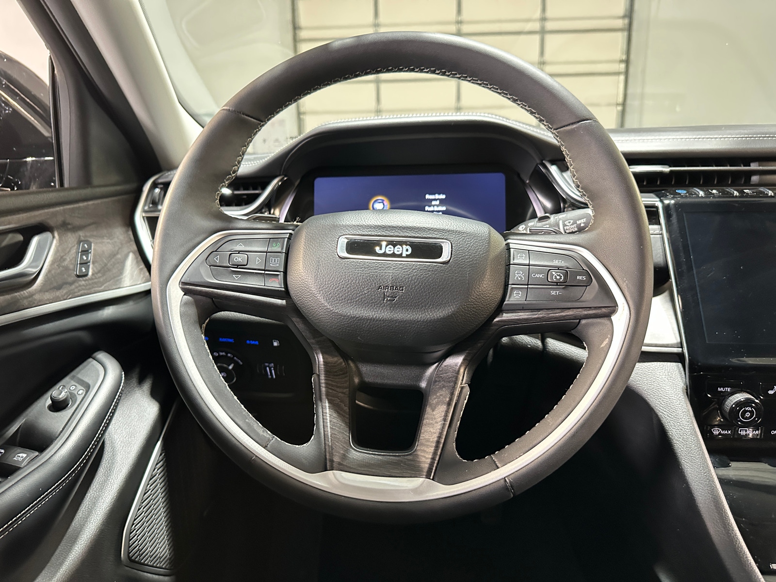 Thumbnail: 2022 Jeep Grand Cherokee - 4