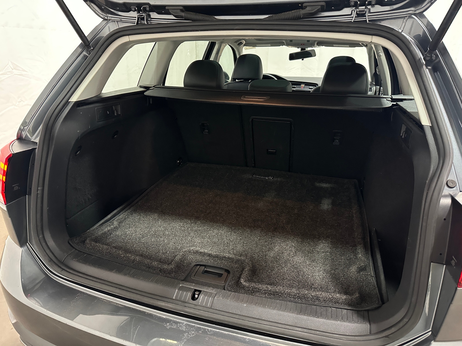 Thumbnail: 2018 Volkswagen e-Golf - 6