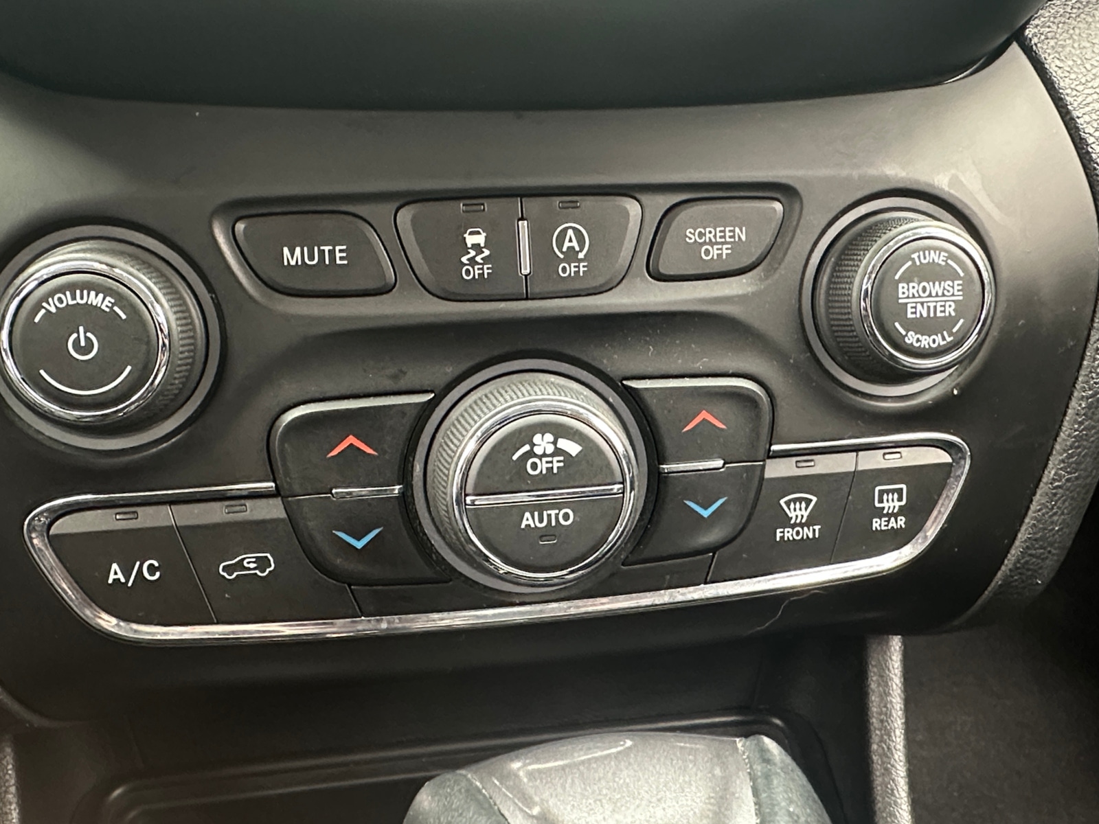 Thumbnail: 2019 Jeep Cherokee - 3