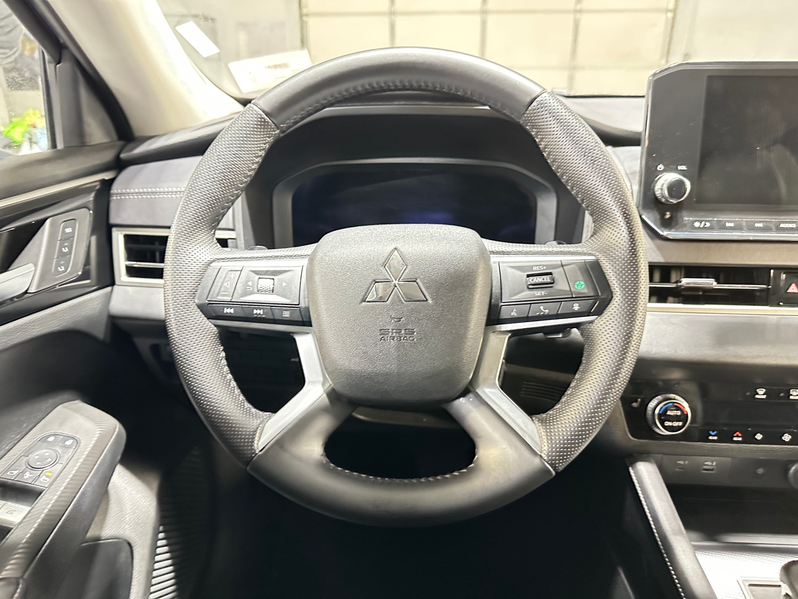 Thumbnail: 2024 Mitsubishi Outlander - 4