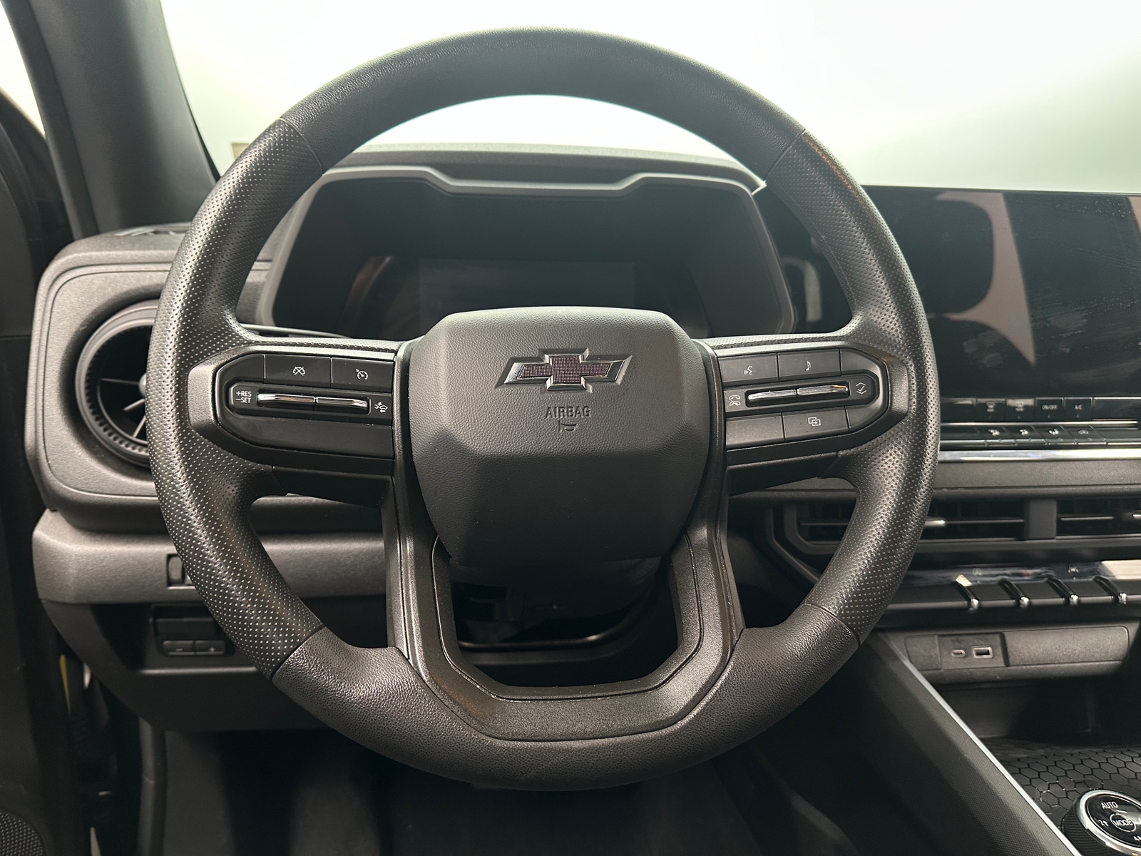 Thumbnail: 2023 Chevrolet Colorado - 5