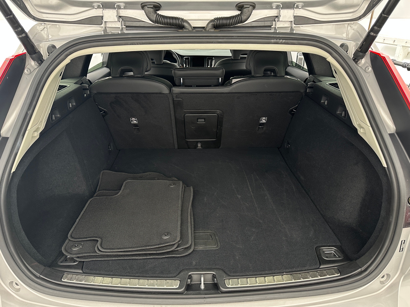 Thumbnail: 2025 Volvo V60 - 6