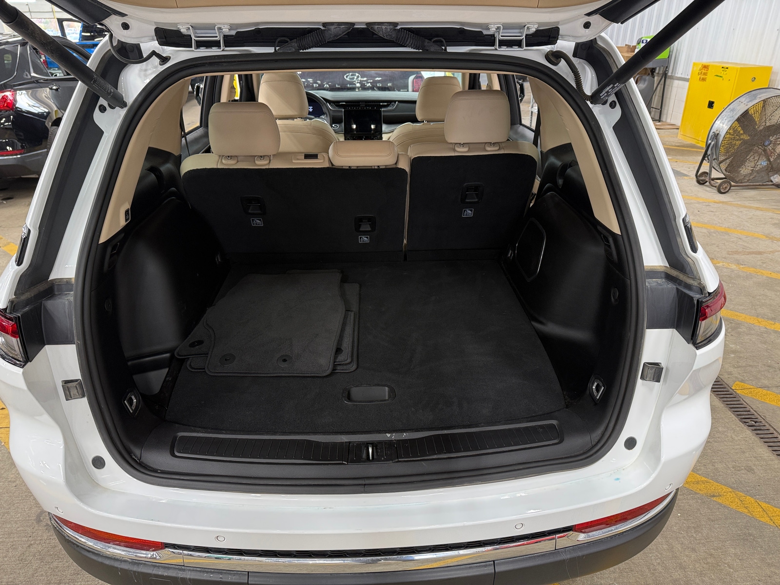 Thumbnail: 2022 Jeep Grand Cherokee - 6