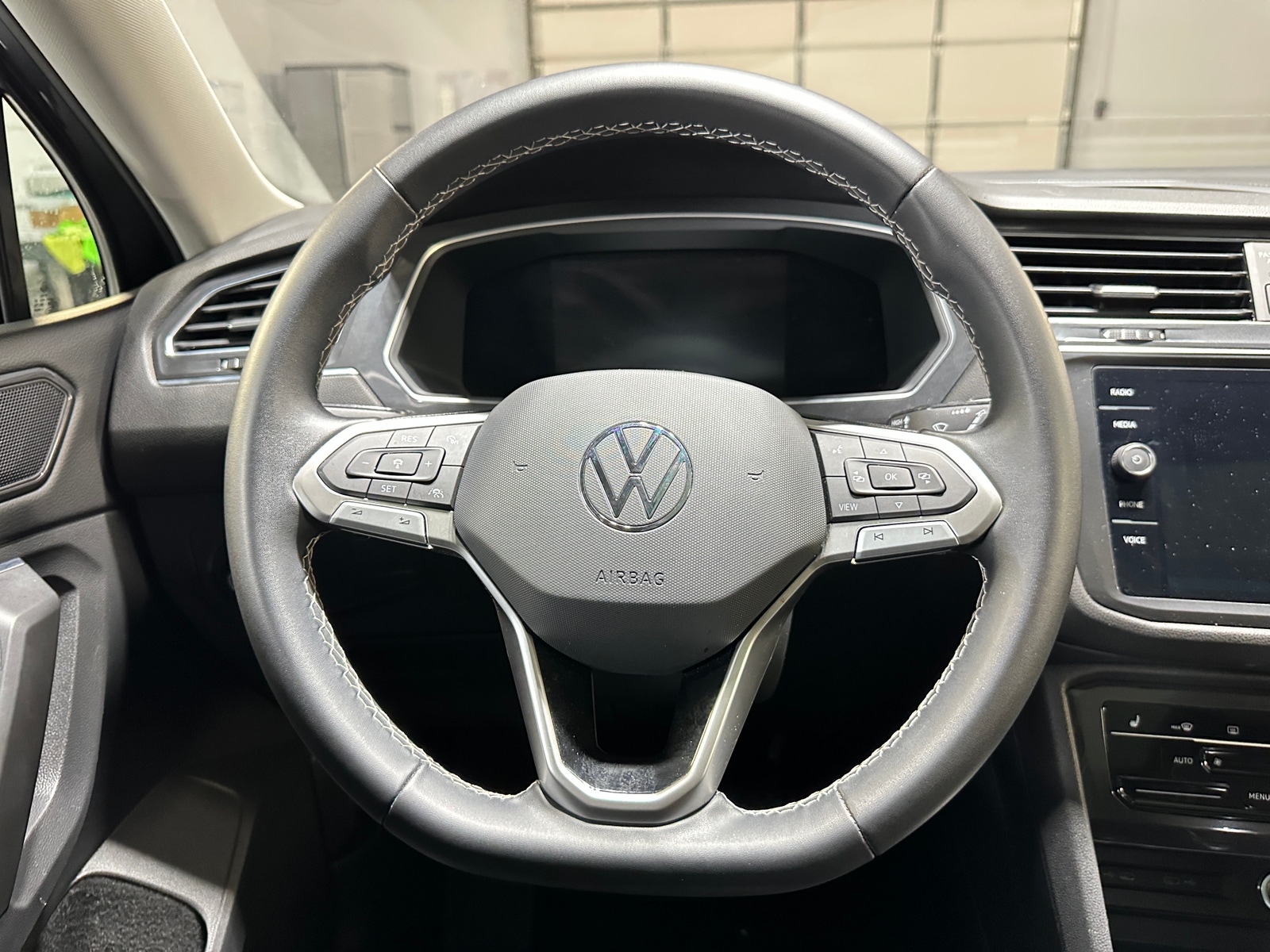 Thumbnail: 2022 Volkswagen Tiguan - 4