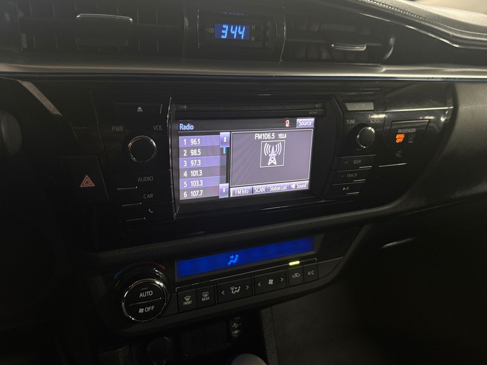 Thumbnail: 2015 Toyota Corolla - 4