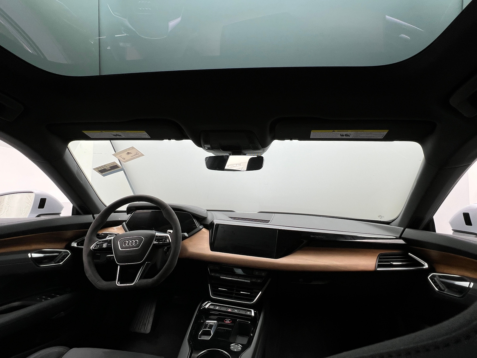 Thumbnail: 2024 Audi e-tron GT - 2