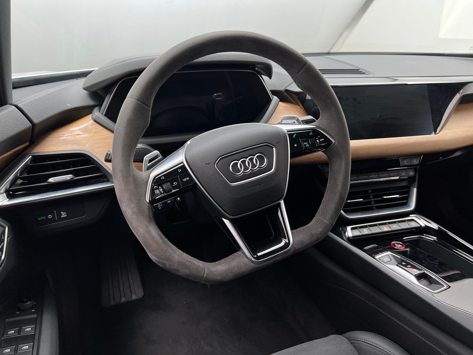 Thumbnail: 2024 Audi e-tron GT - 4