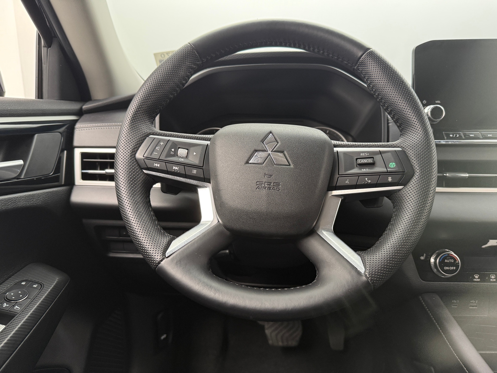 Thumbnail: 2023 Mitsubishi Outlander - 4