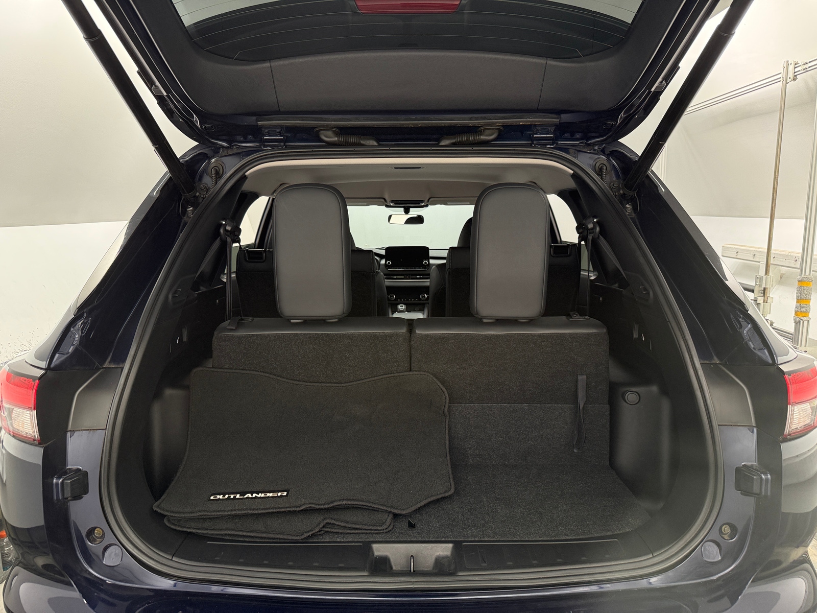 Thumbnail: 2023 Mitsubishi Outlander - 6