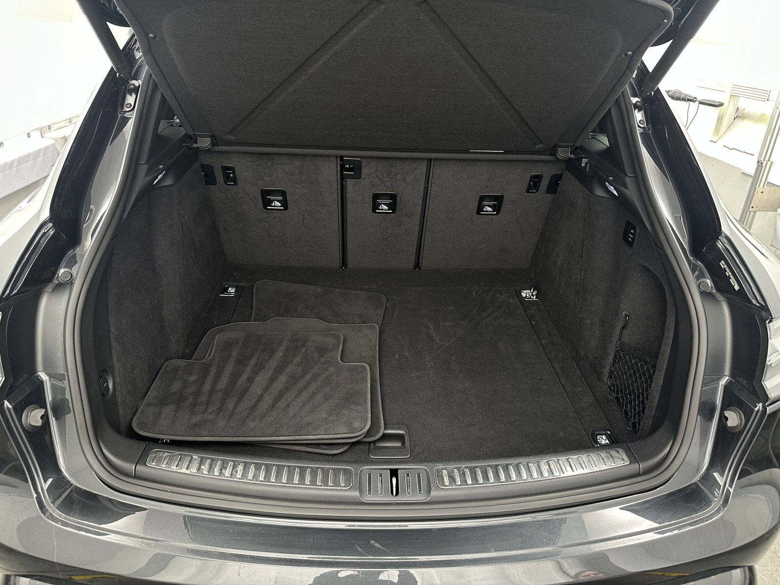 Thumbnail: 2023 Porsche Macan - 6