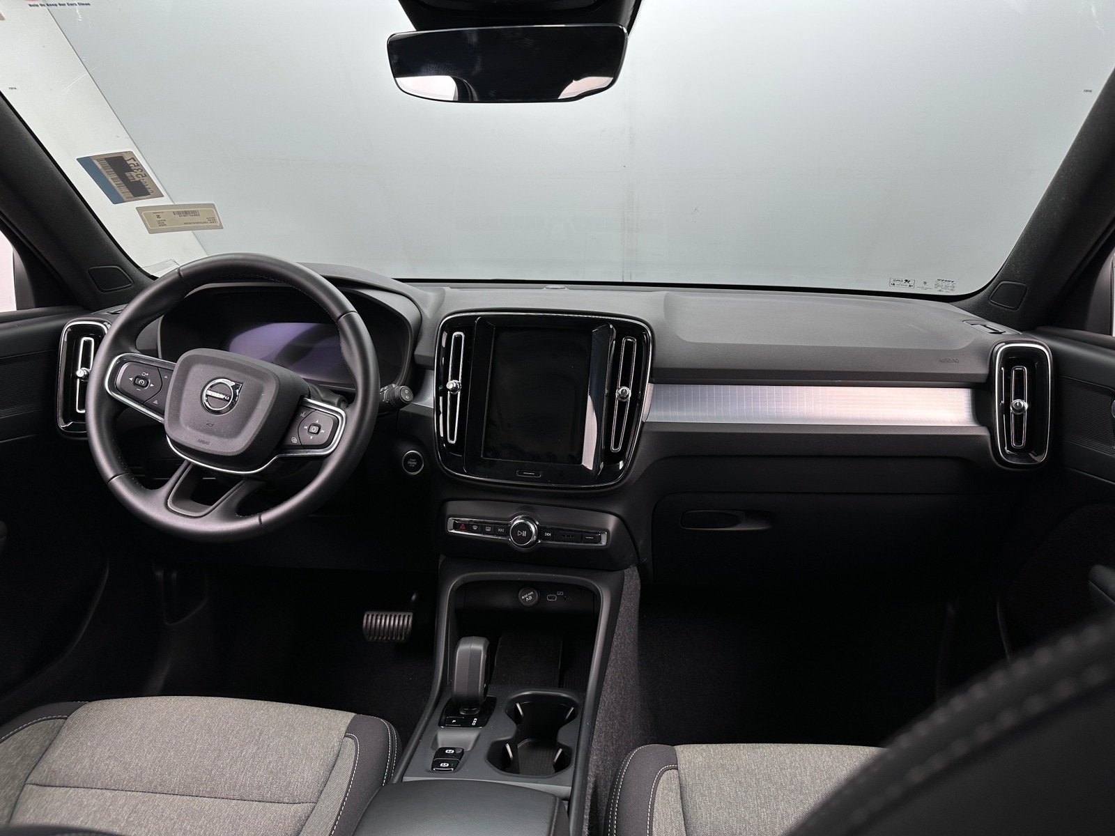 Thumbnail: 2025 Volvo XC40 - 3