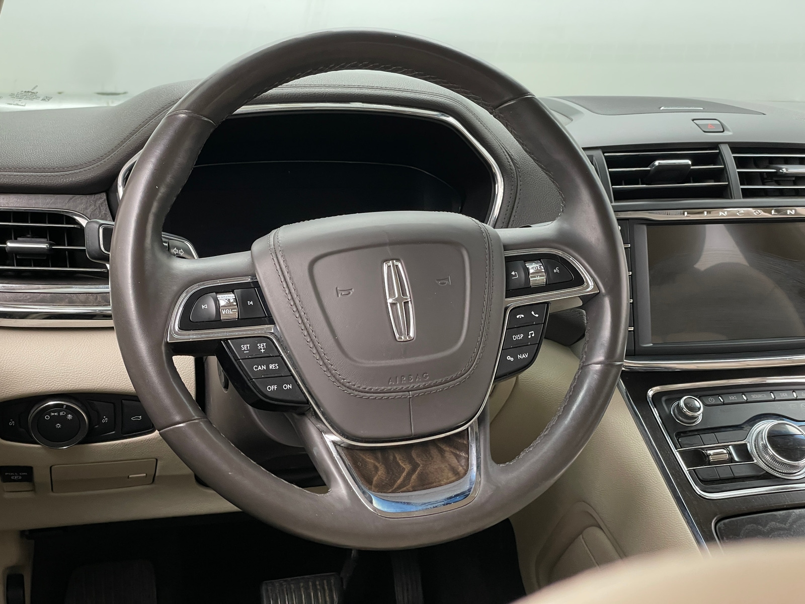 Thumbnail: 2017 Lincoln Continental - 4