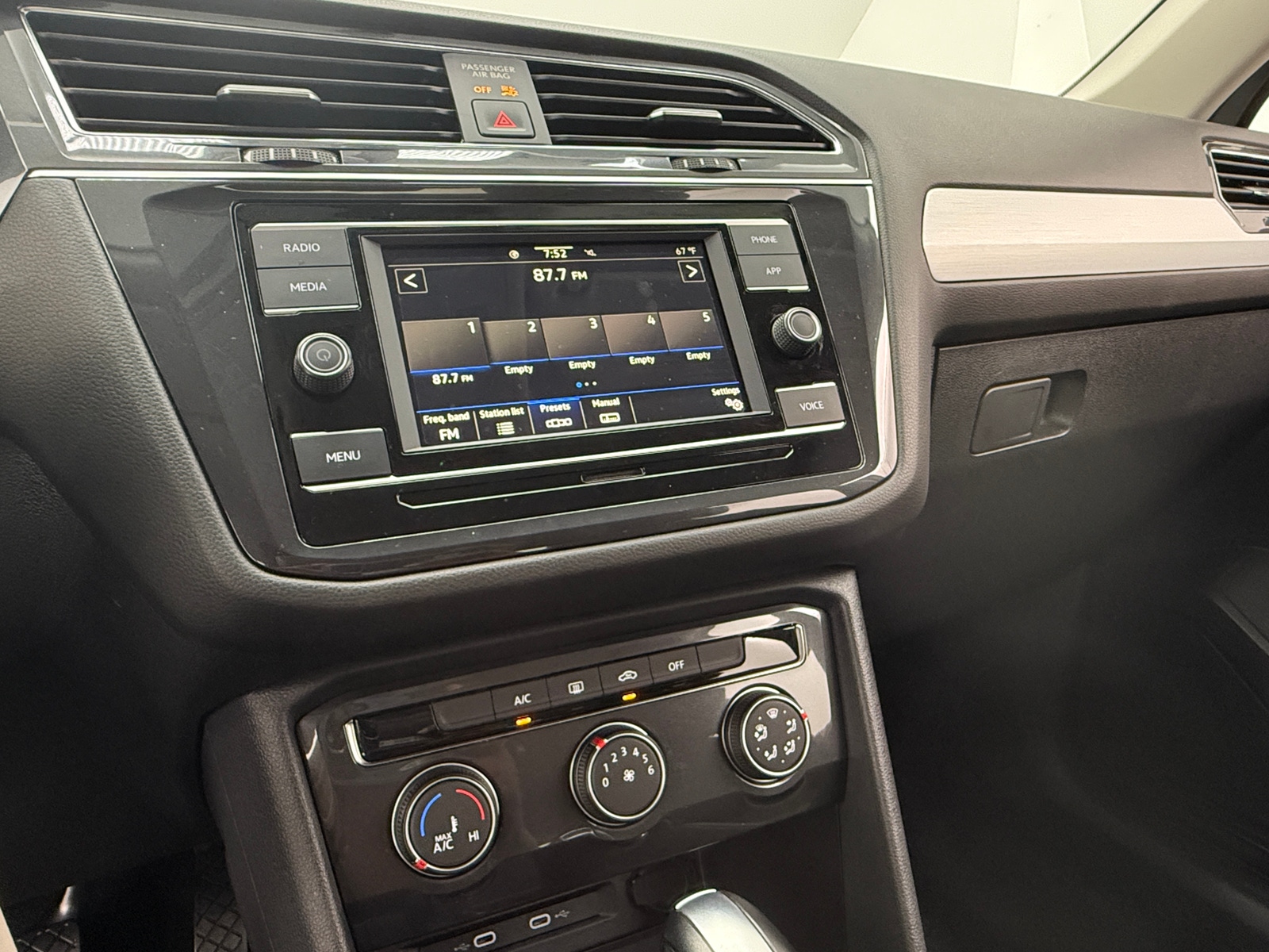 Thumbnail: 2021 Volkswagen Tiguan - 4