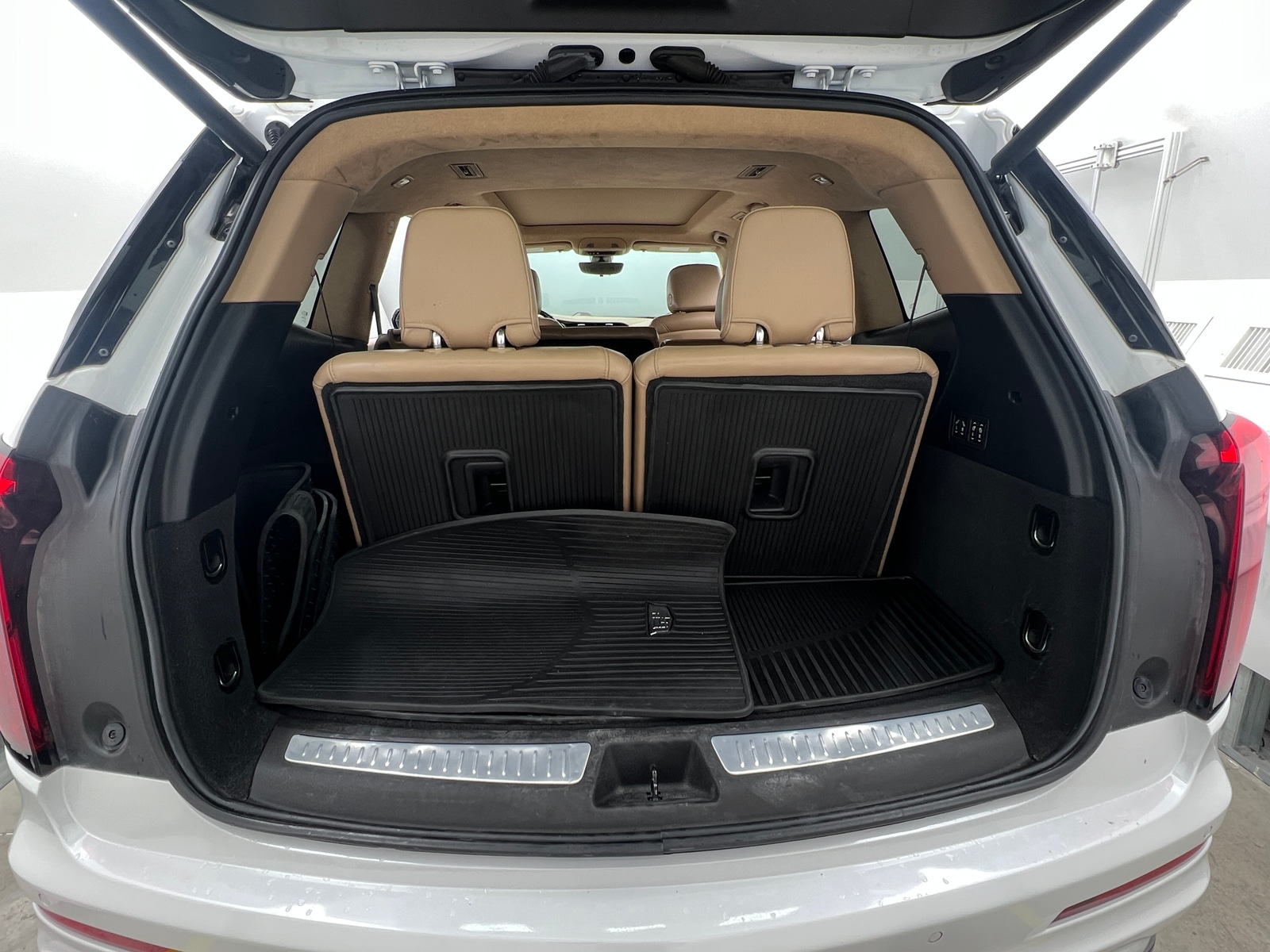 Thumbnail: 2021 Cadillac XT6 - 6