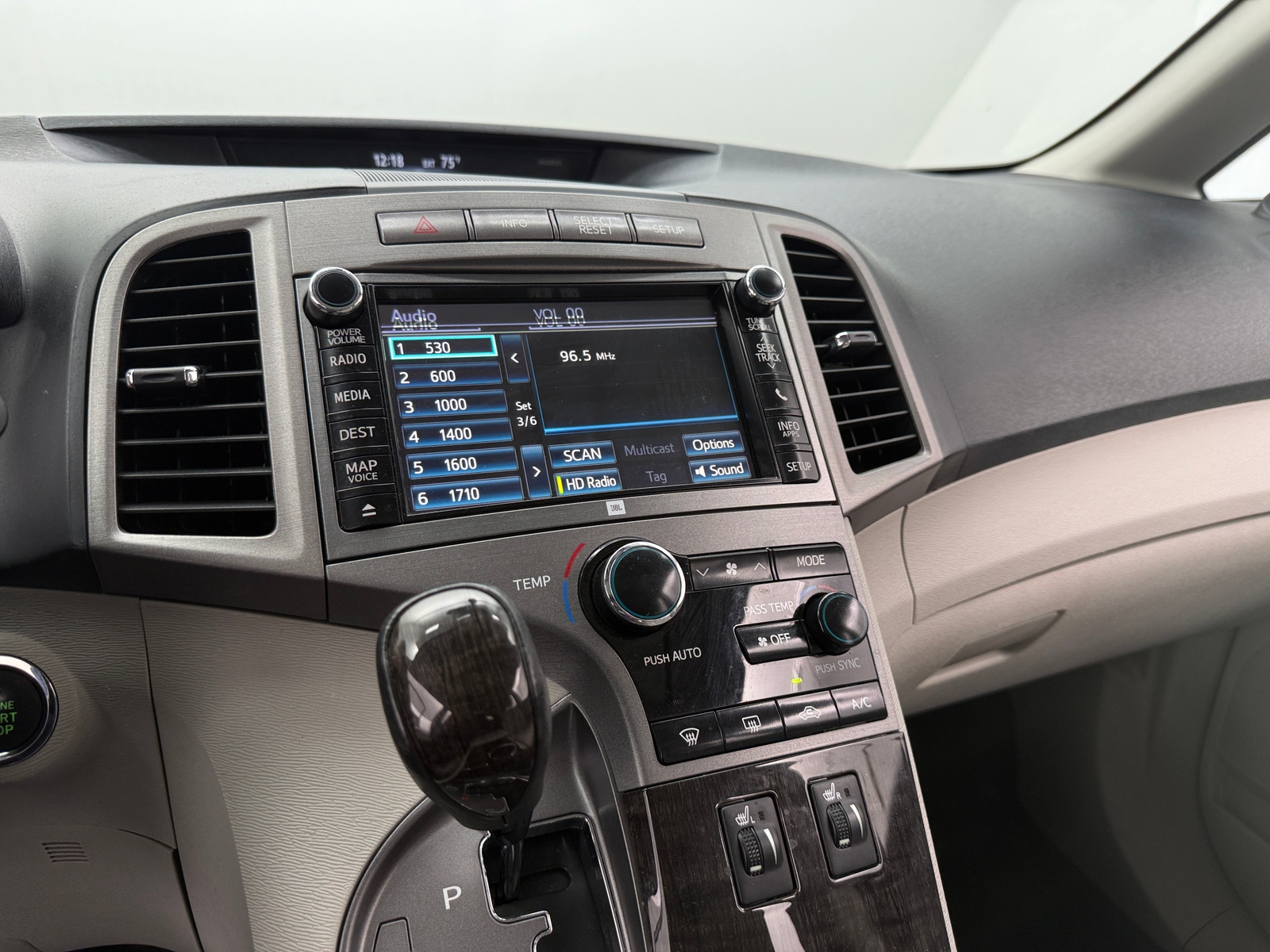 Thumbnail: 2014 Toyota Venza - 3